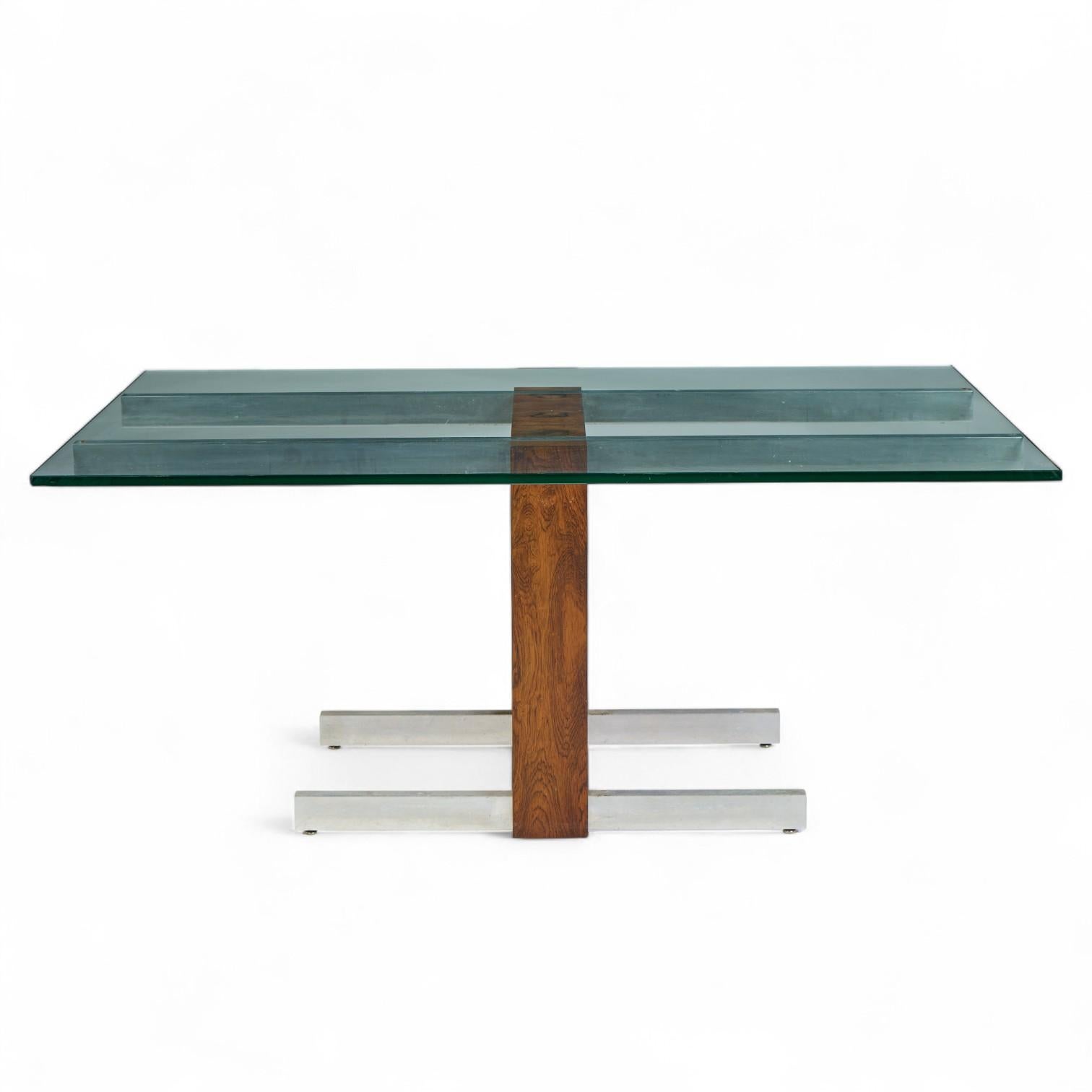 Vladimir Kagan Modèle 6705 Table de salle à manger à rallonge en palissandre cubiste du milieu du siècle avec 2 abattants

Cette table mesure : 66 de large x 42,25 de profondeur x 28,5 pouces de hauteur, avec un dégagement pour les chaises de 27,75