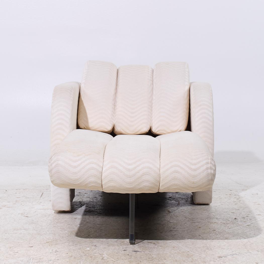 Silla Chaise Longue Vladimir Kagan Modelo 7530 Deco

Esta chaise mide 31 de ancho x 65 de fondo x 27 de alto, con una altura del asiento de 14,5 y una altura de los brazos/holgura de la silla de 23 pulgadas

Todos los muebles pueden adquirirse en lo