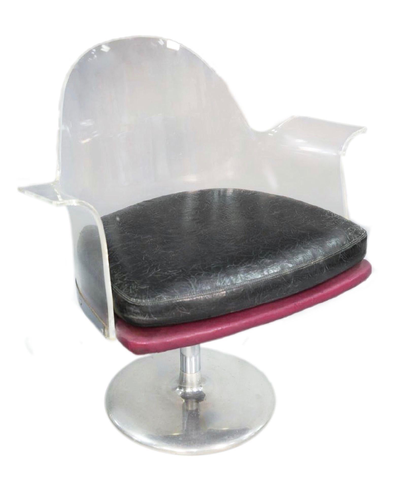 Vintage lucite swivel armchair, steel tulip base, circa 1970. 
Curved Lucite back and arms, single piece, on steel pedestal base, with original leatherette upholstery. 
Measures: H 30.25 in. x W 28.75 in. x D 20.5 in.


