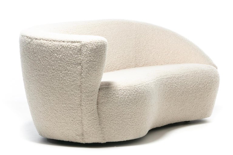 Vladimir Kagan Nautilus Sofa in Ivory White Bouclé by Directional, c.1980 For Sale 4