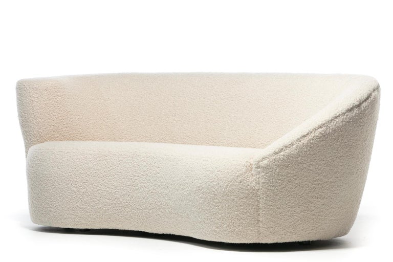American Vladimir Kagan Nautilus Sofa in Ivory White Bouclé by Directional, c.1980 For Sale