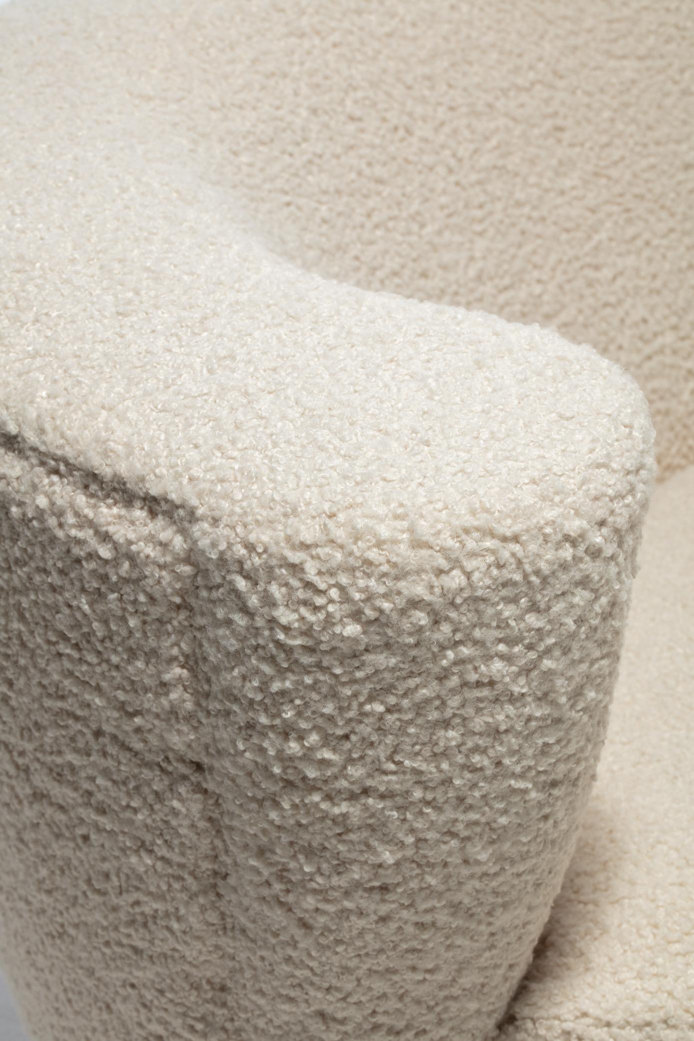 Neu und professionell gepolstertes postmodernes Nautilus-Sofa aus elfenbeinweißem Bouclé des renommierten Designers Vladimir Kagan, hergestellt von Directional, um 1980. Bekannt für seine Vorliebe für amorphe Formen und Kurven, hat dieses Vladimir