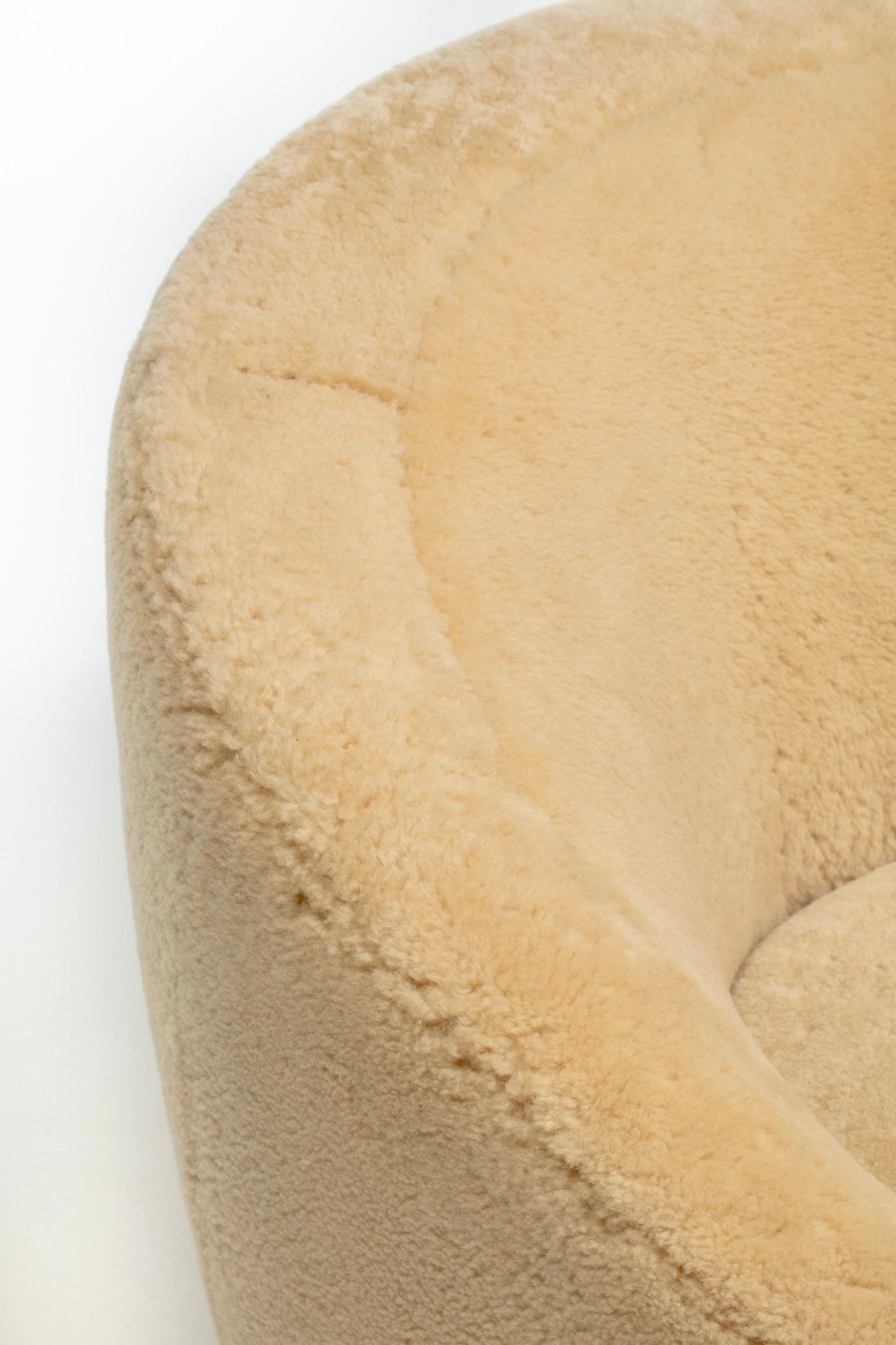 Vladimir Kagan - Chaises pivotantes et ottomanes Nautilus en shearling Butterscotch en vente 5