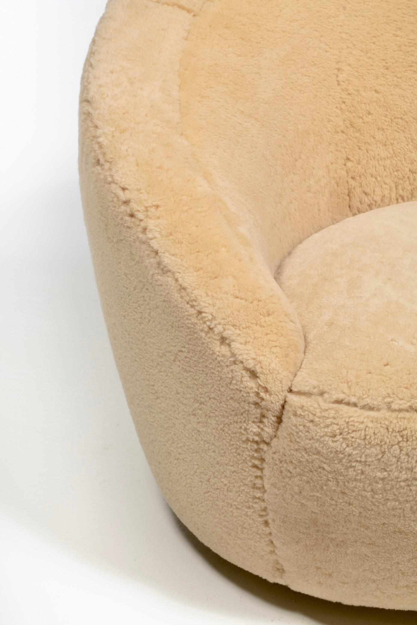 Vladimir Kagan - Chaises pivotantes et ottomanes Nautilus en shearling Butterscotch en vente 6