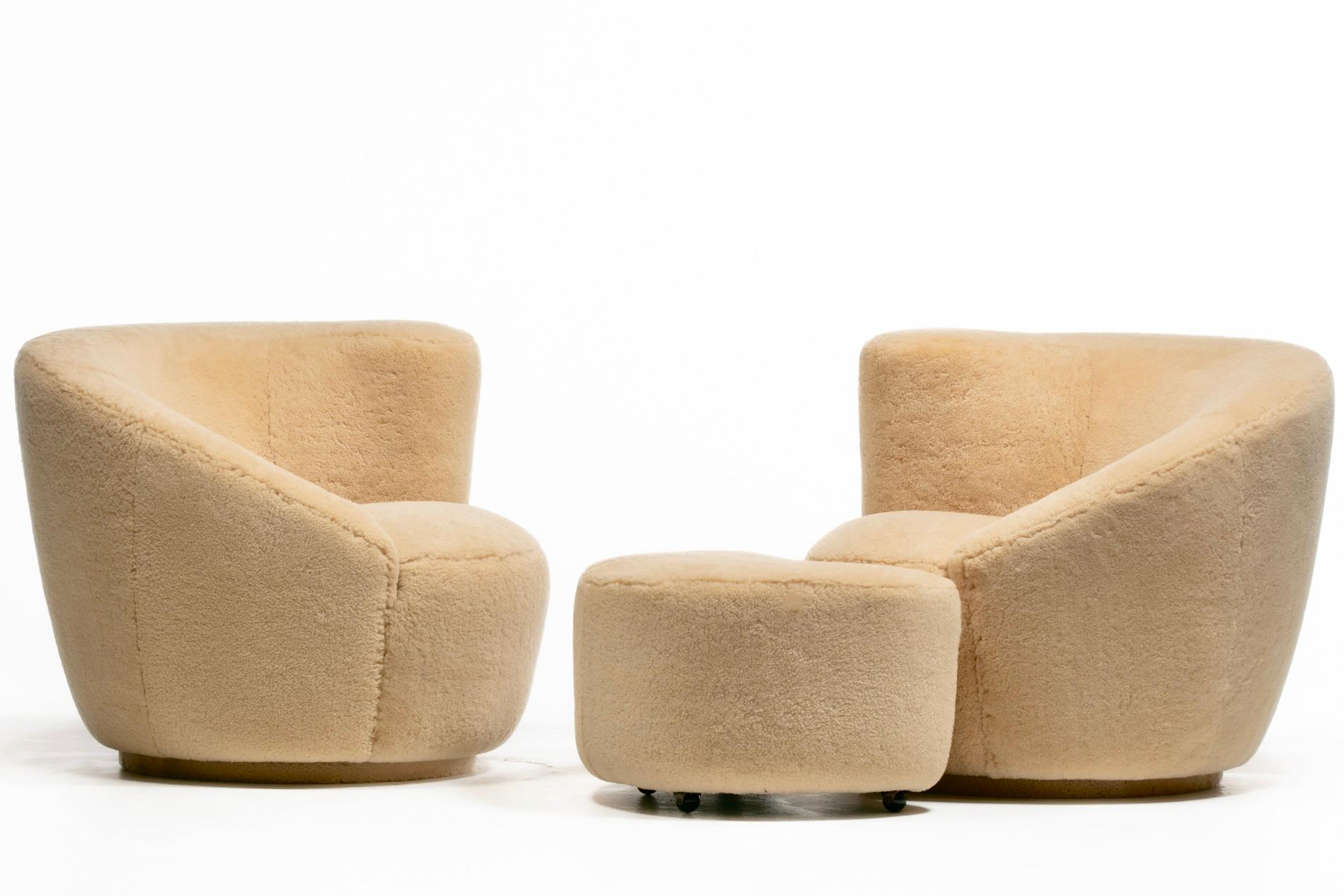 Américain Vladimir Kagan - Chaises pivotantes et ottomanes Nautilus en shearling Butterscotch en vente