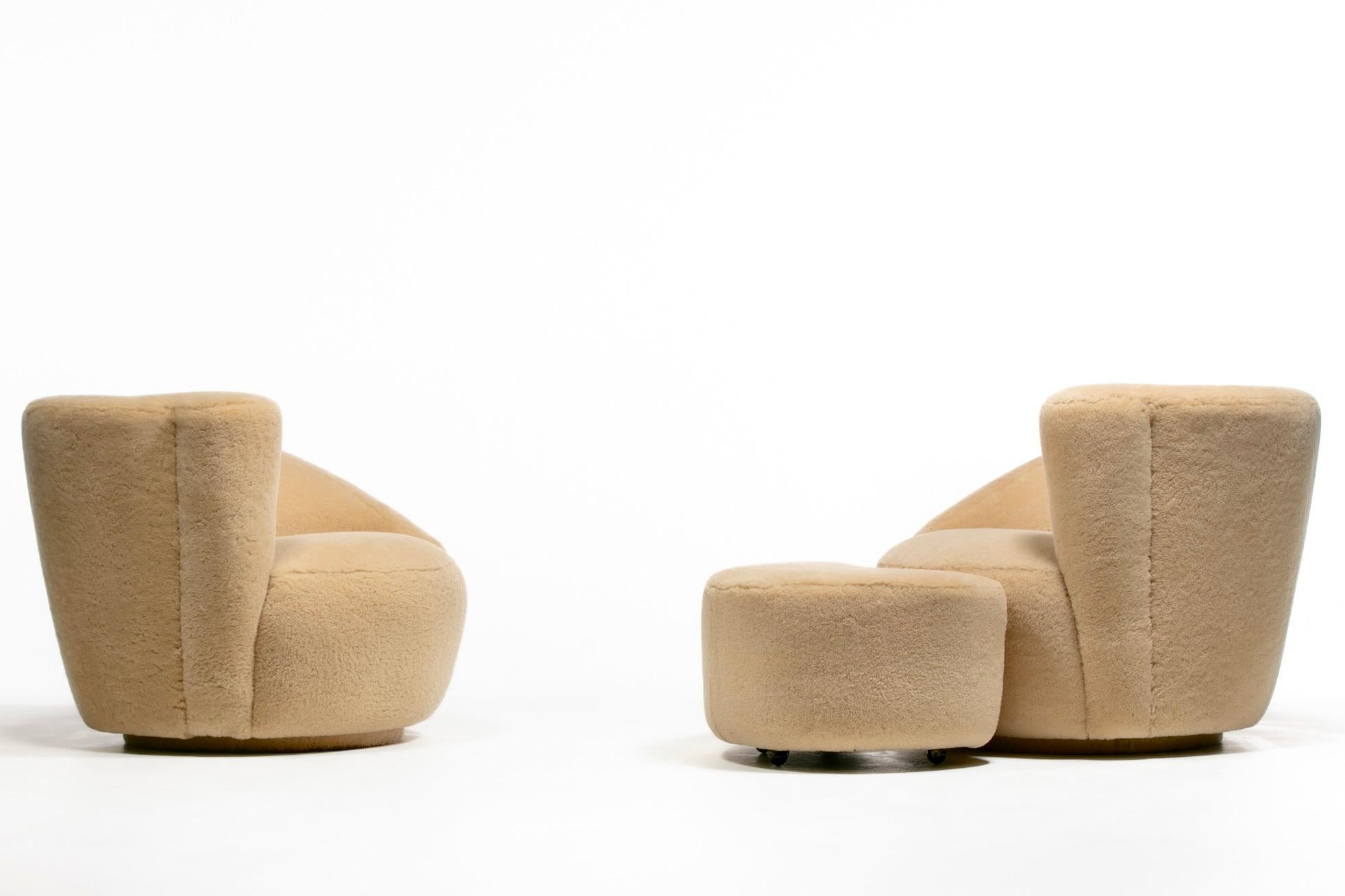 20ième siècle Vladimir Kagan - Chaises pivotantes et ottomanes Nautilus en shearling Butterscotch en vente