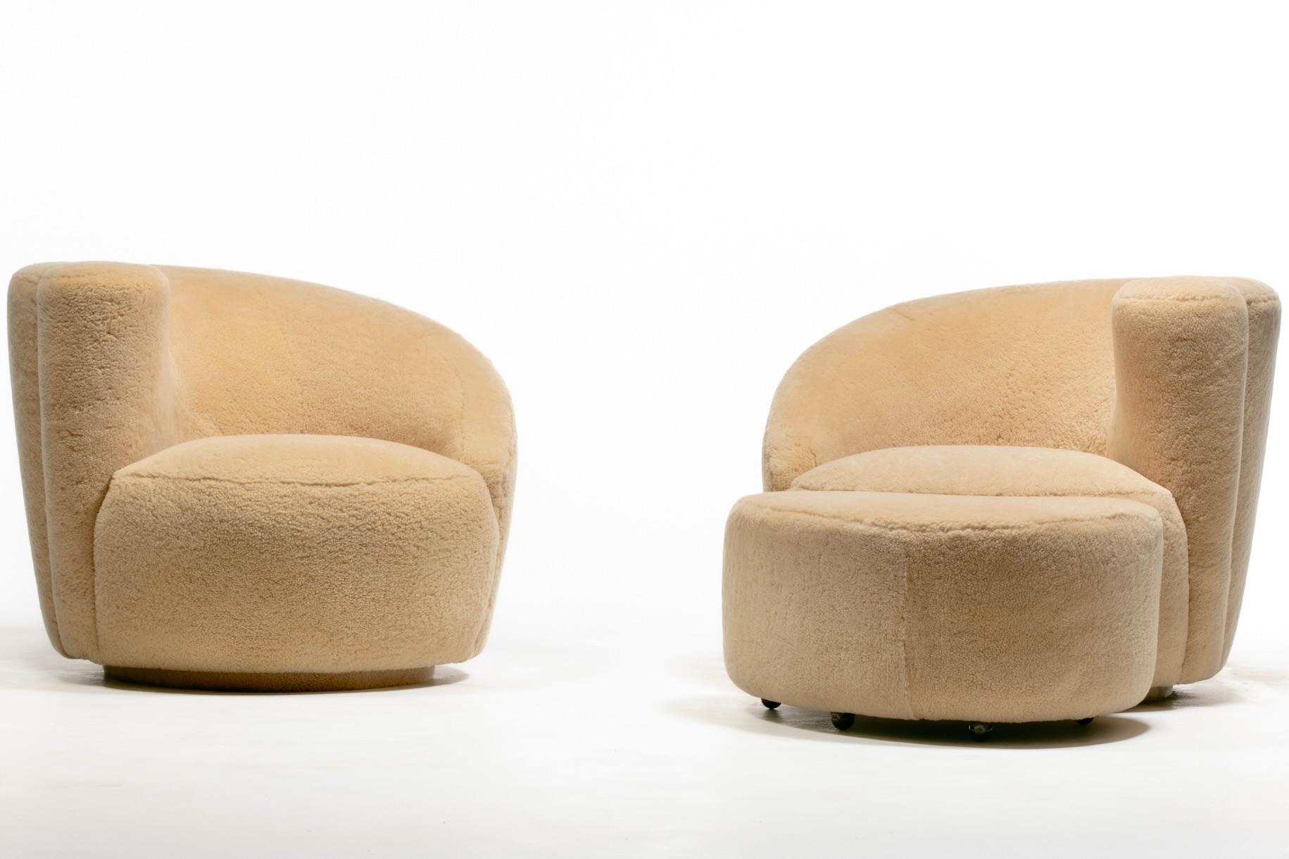 Tissu d'ameublement Vladimir Kagan - Chaises pivotantes et ottomanes Nautilus en shearling Butterscotch en vente