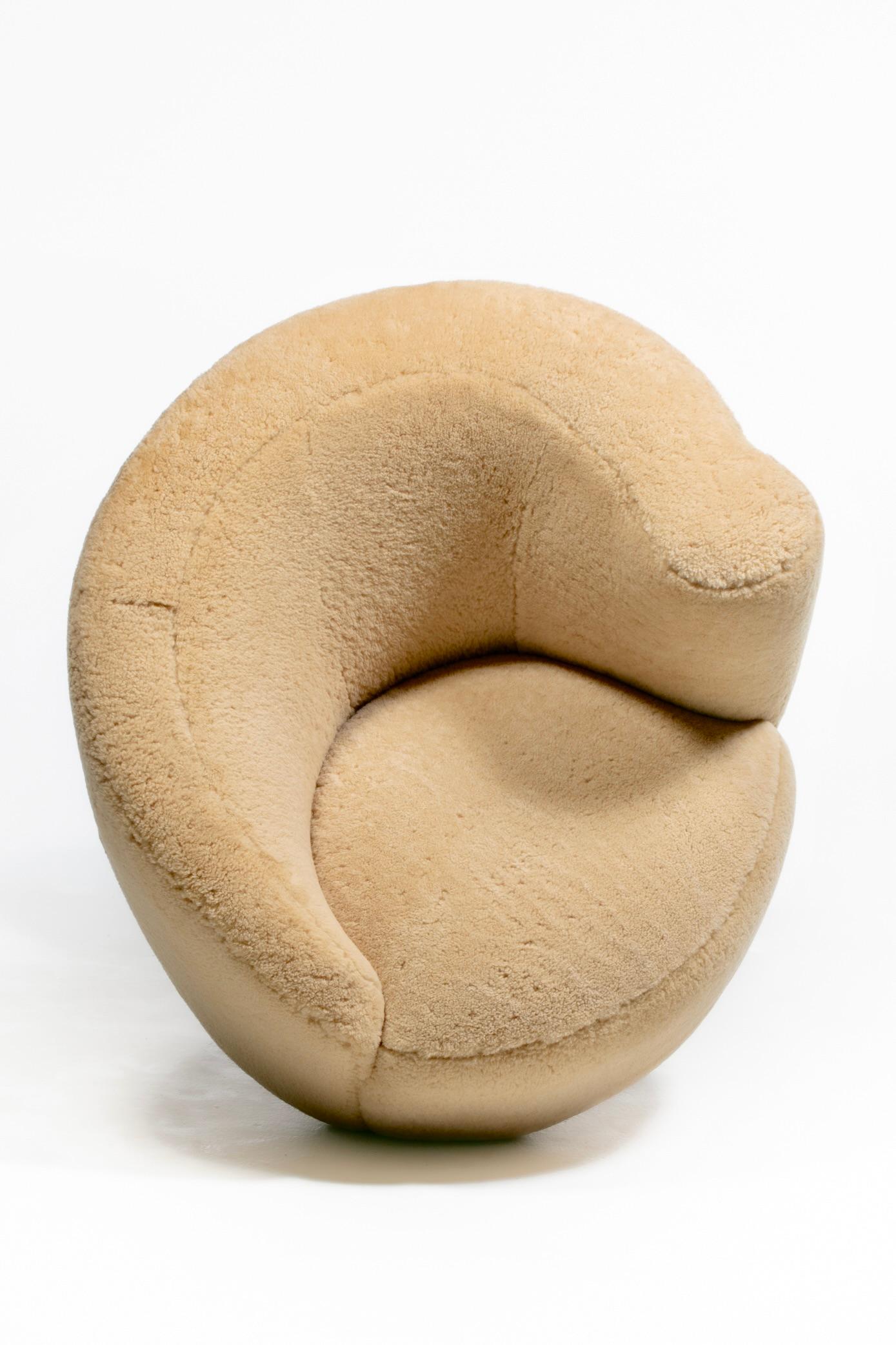 Vladimir Kagan - Chaises pivotantes et ottomanes Nautilus en shearling Butterscotch en vente 2