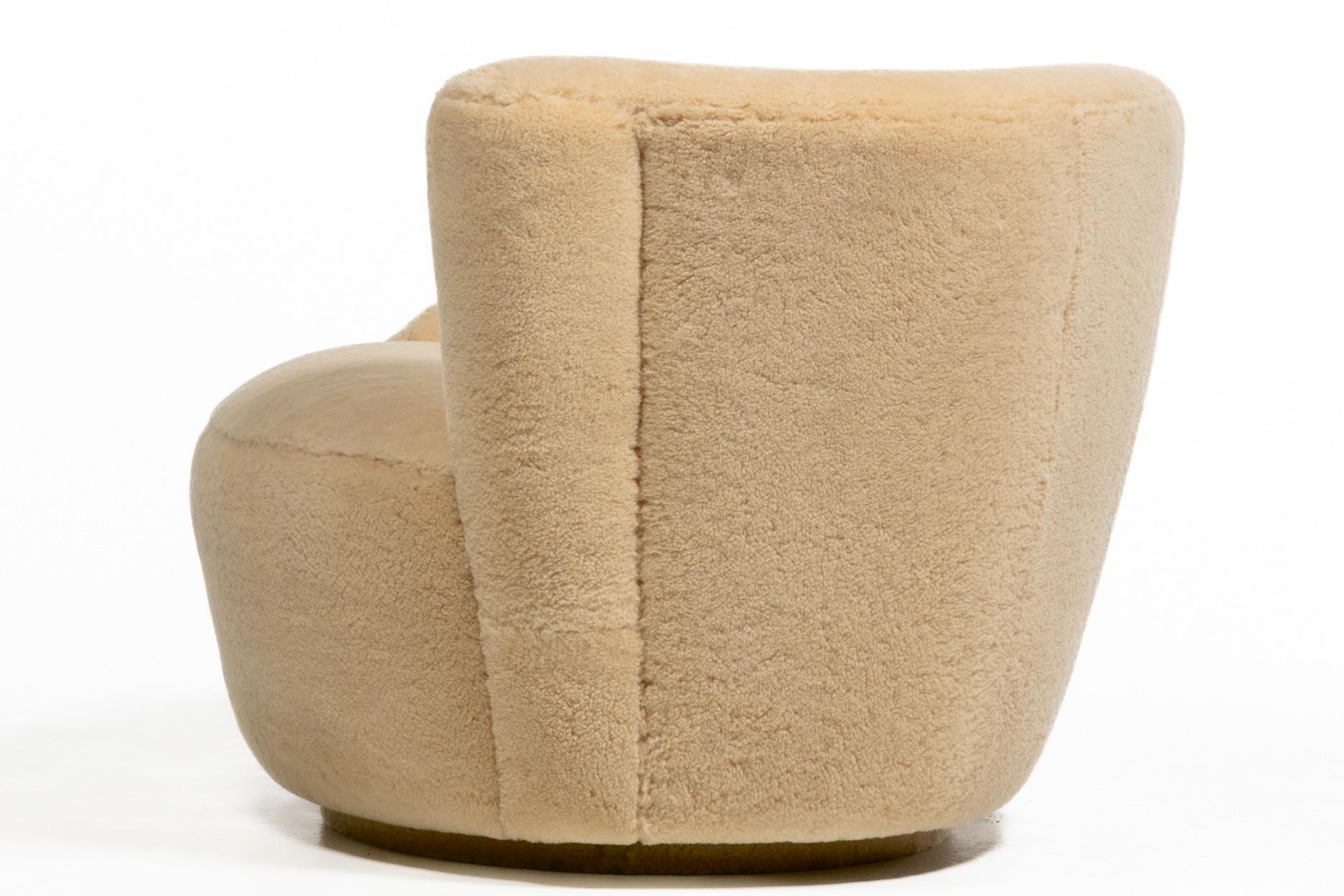 Chaises et poufs pivotants Nautilus de Vladimir Kagan en shearling Butterscotch en vente 4