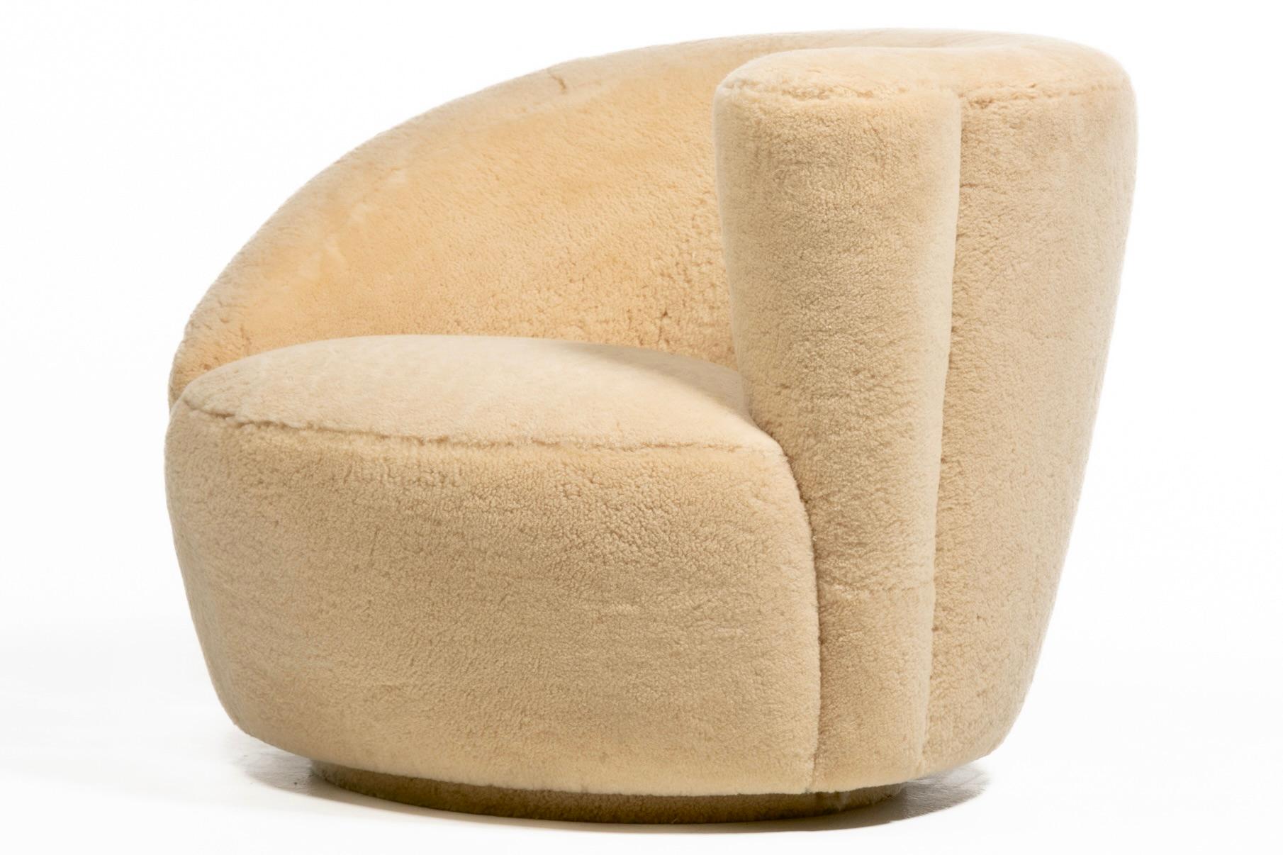 Chaises et poufs pivotants Nautilus de Vladimir Kagan en shearling Butterscotch en vente 5
