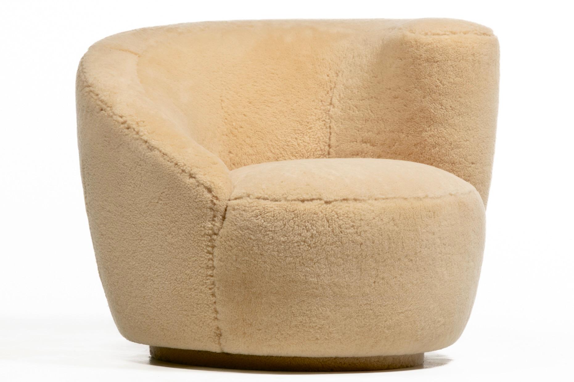 Chaises et poufs pivotants Nautilus de Vladimir Kagan en shearling Butterscotch en vente 6