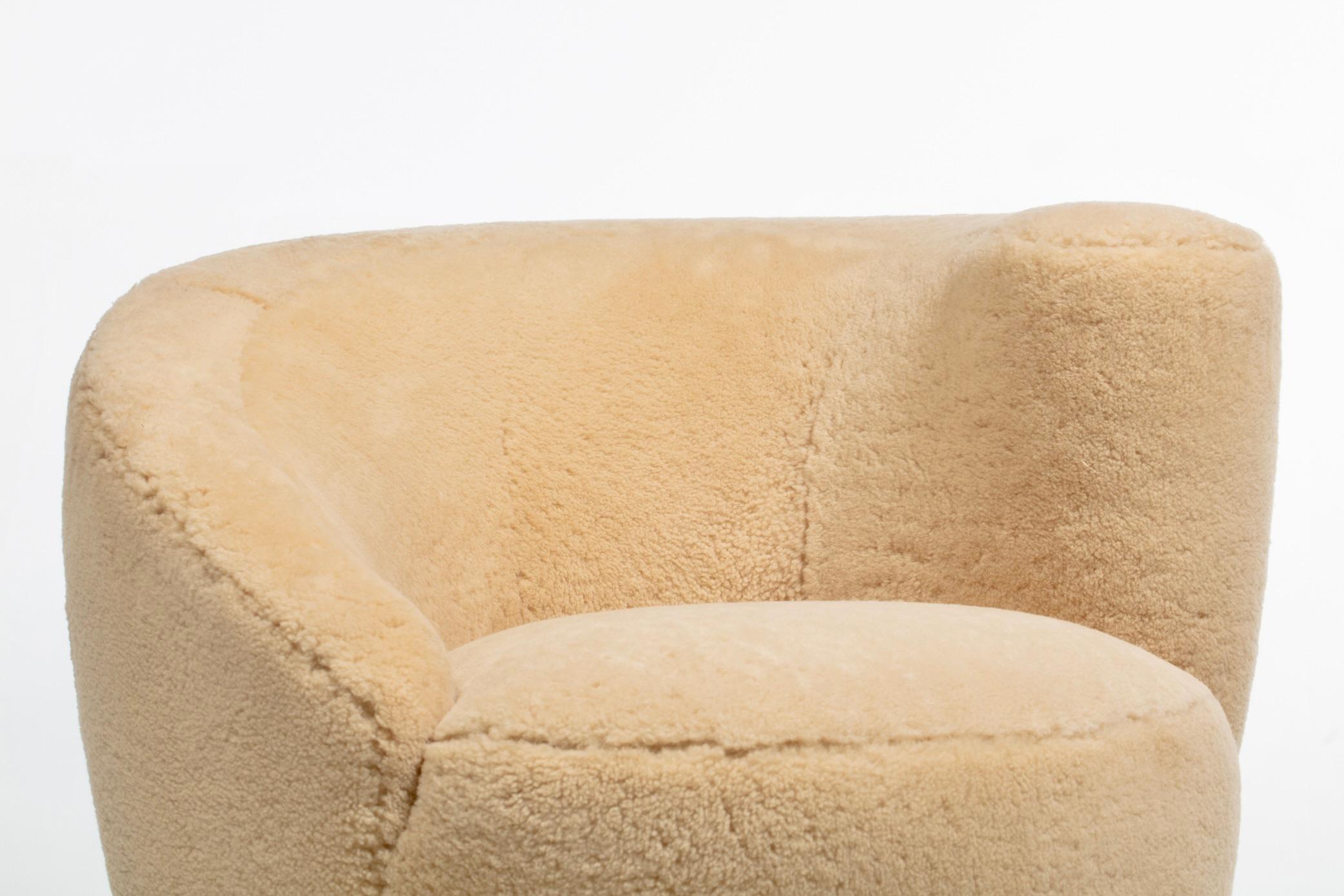 Chaises et poufs pivotants Nautilus de Vladimir Kagan en shearling Butterscotch en vente 7