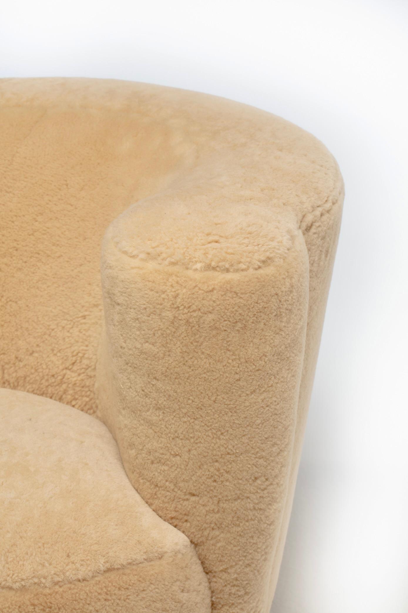 Chaises et poufs pivotants Nautilus de Vladimir Kagan en shearling Butterscotch en vente 8