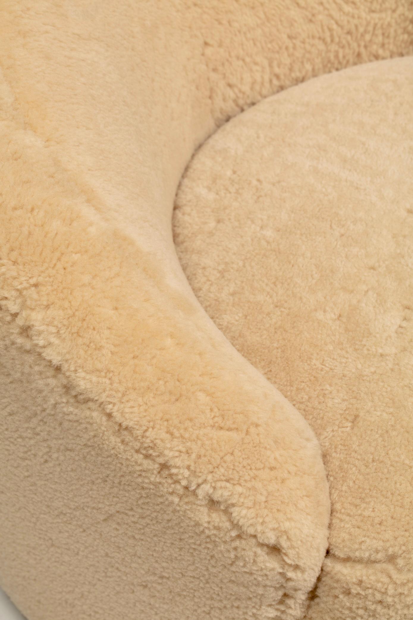 Chaises et poufs pivotants Nautilus de Vladimir Kagan en shearling Butterscotch en vente 9