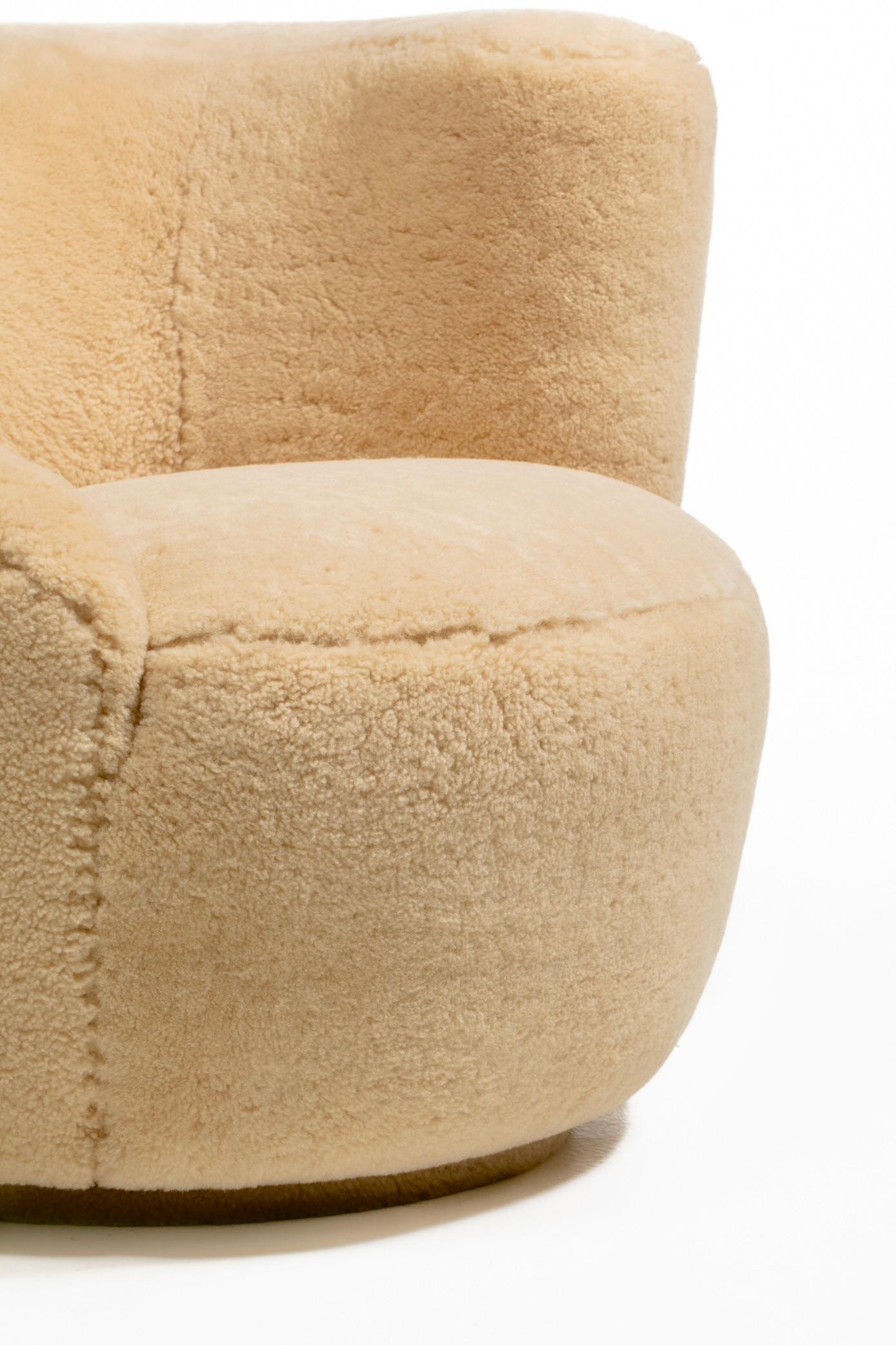 Chaises et poufs pivotants Nautilus de Vladimir Kagan en shearling Butterscotch en vente 10