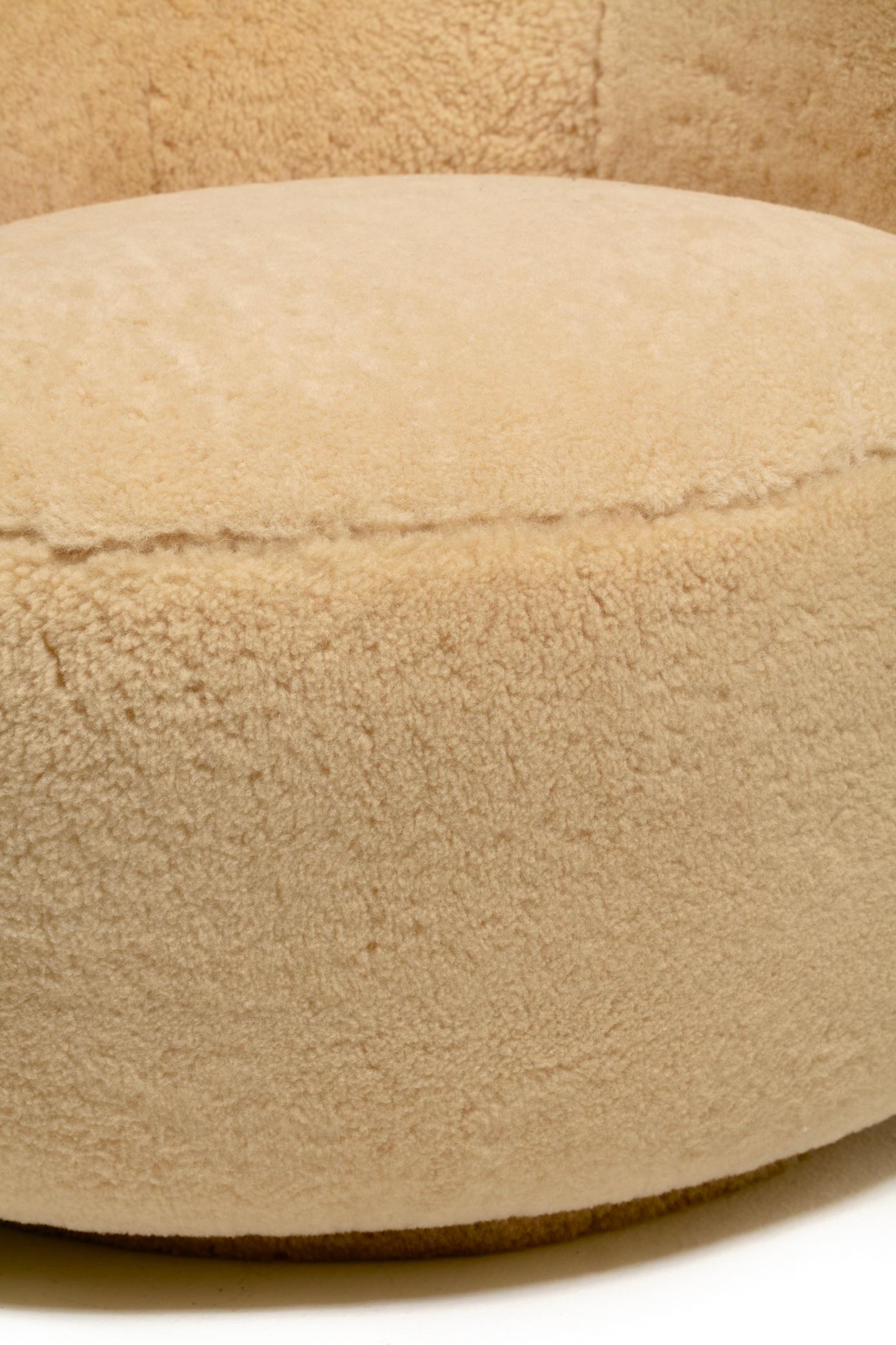 Chaises et poufs pivotants Nautilus de Vladimir Kagan en shearling Butterscotch en vente 11