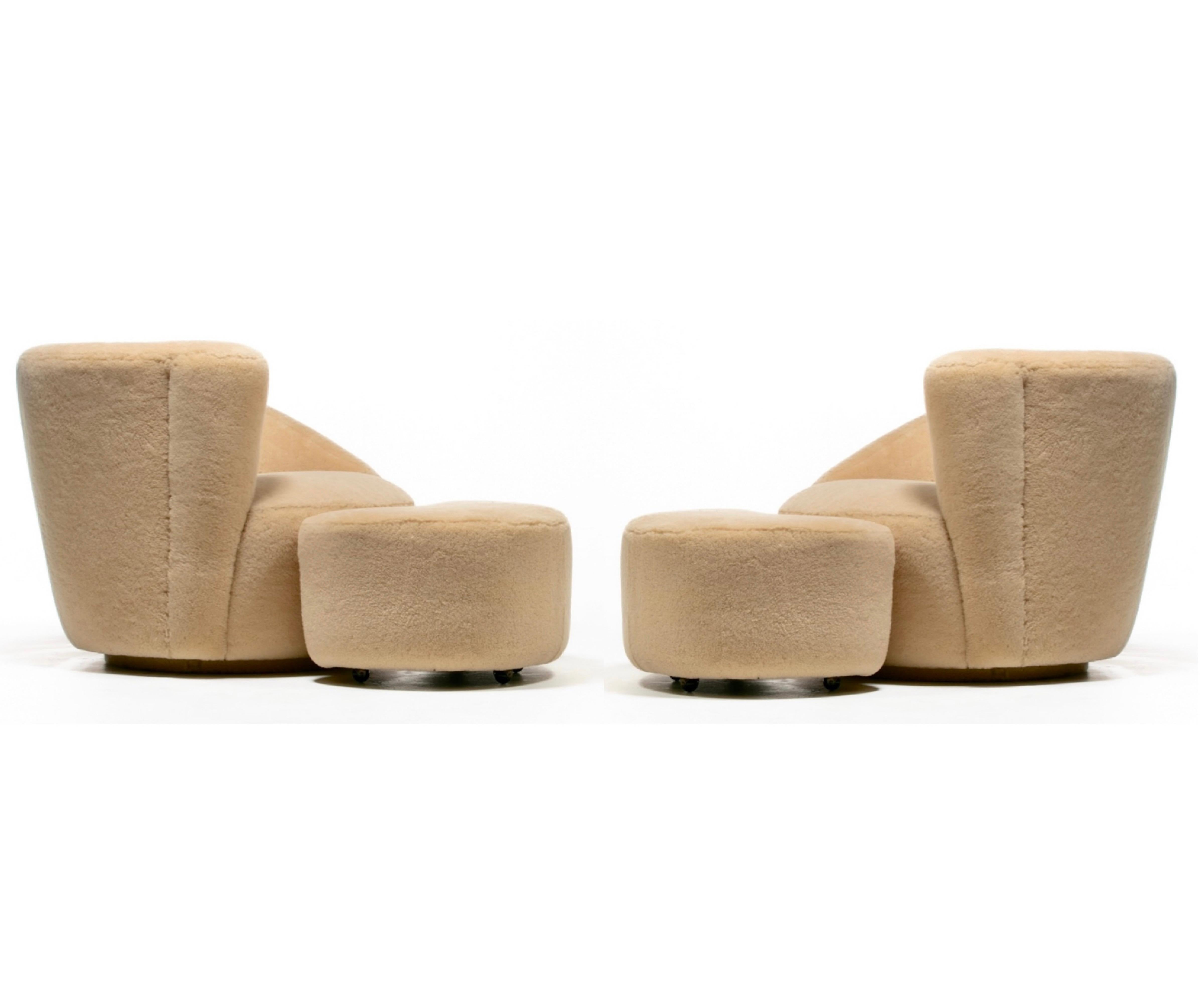 Parmi les plus populaires de ses designs, voici un ensemble impressionnant de chaises longues pivotantes et d'ottomans Nautilus sculpturaux de Vladimir Kagan, fraîchement recouverts de peaux de mouton caramel cousues à la main. Le nouveau revêtement
