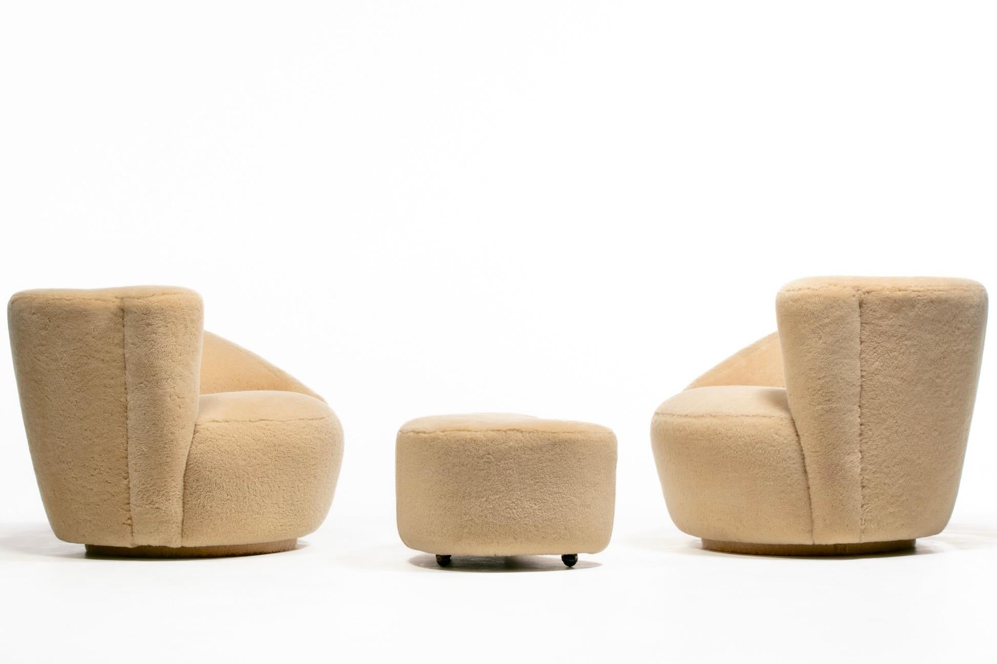 Postmoderne Chaises et poufs pivotants Nautilus de Vladimir Kagan en shearling Butterscotch en vente