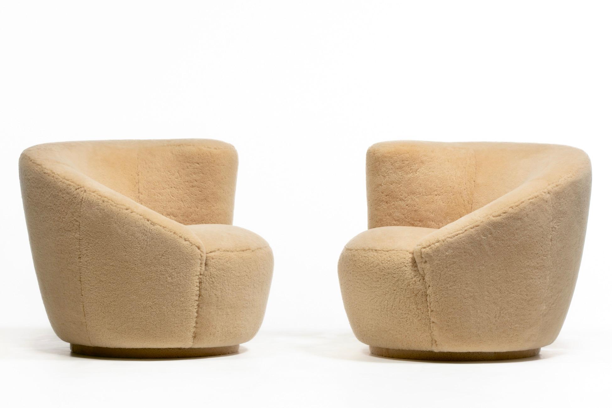 Américain Chaises et poufs pivotants Nautilus de Vladimir Kagan en shearling Butterscotch en vente