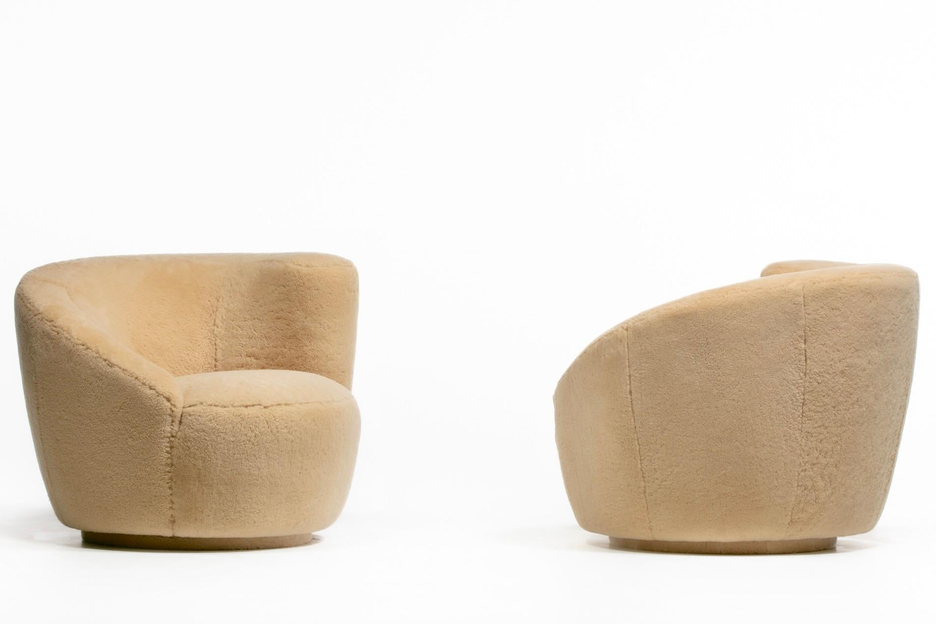 Chaises et poufs pivotants Nautilus de Vladimir Kagan en shearling Butterscotch Bon état - En vente à Saint Louis, MO