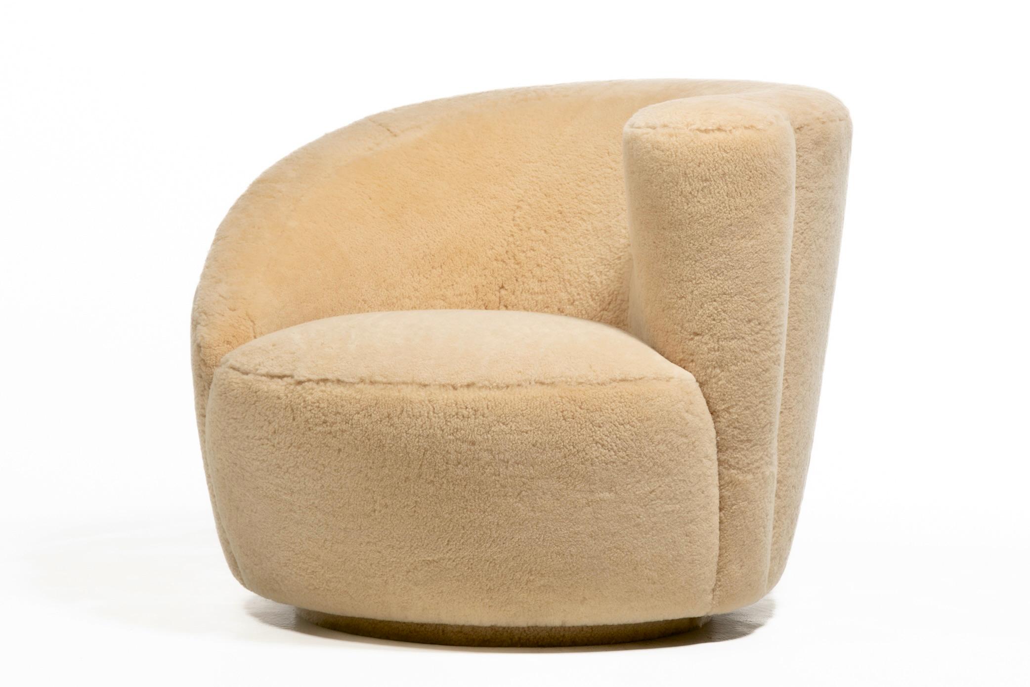 20ième siècle Chaises et poufs pivotants Nautilus de Vladimir Kagan en shearling Butterscotch en vente