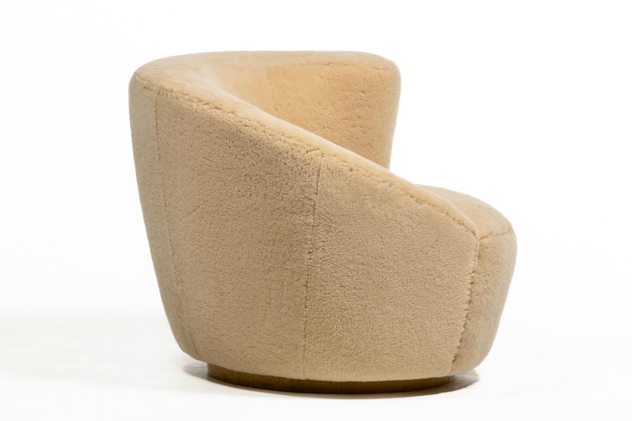 Chaises et poufs pivotants Nautilus de Vladimir Kagan en shearling Butterscotch en vente 1