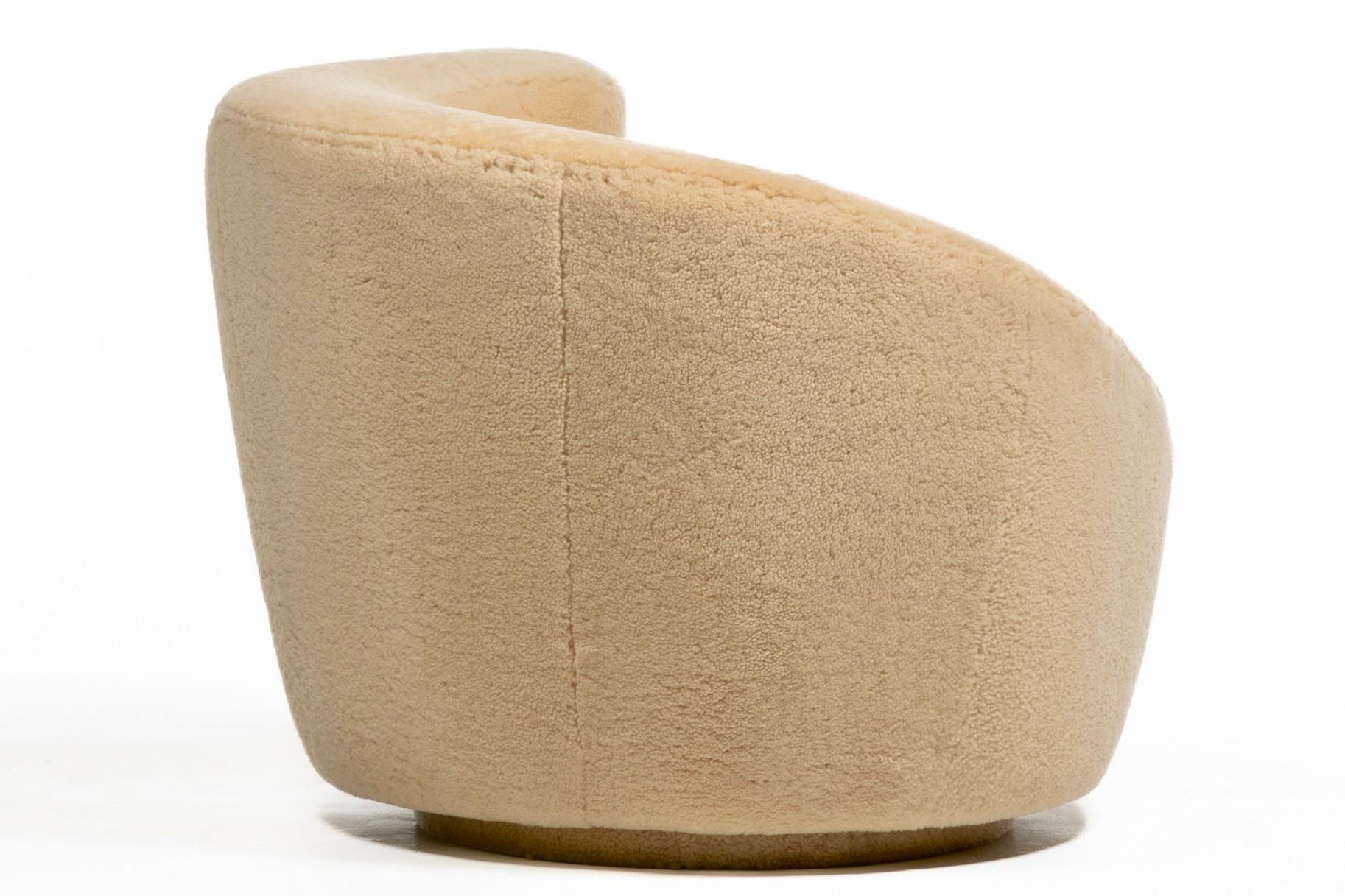 Chaises et poufs pivotants Nautilus de Vladimir Kagan en shearling Butterscotch en vente 2