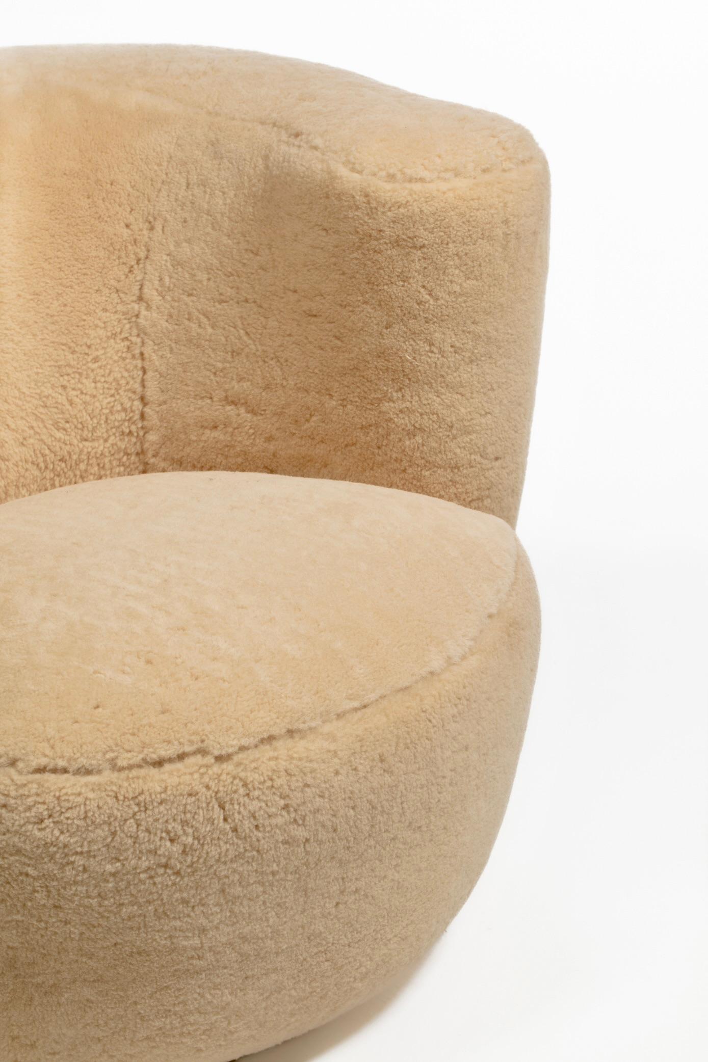 Vladimir Kagan Nautilus Loungesessel & Ottomane in Butterscotch Shearling im Angebot 7