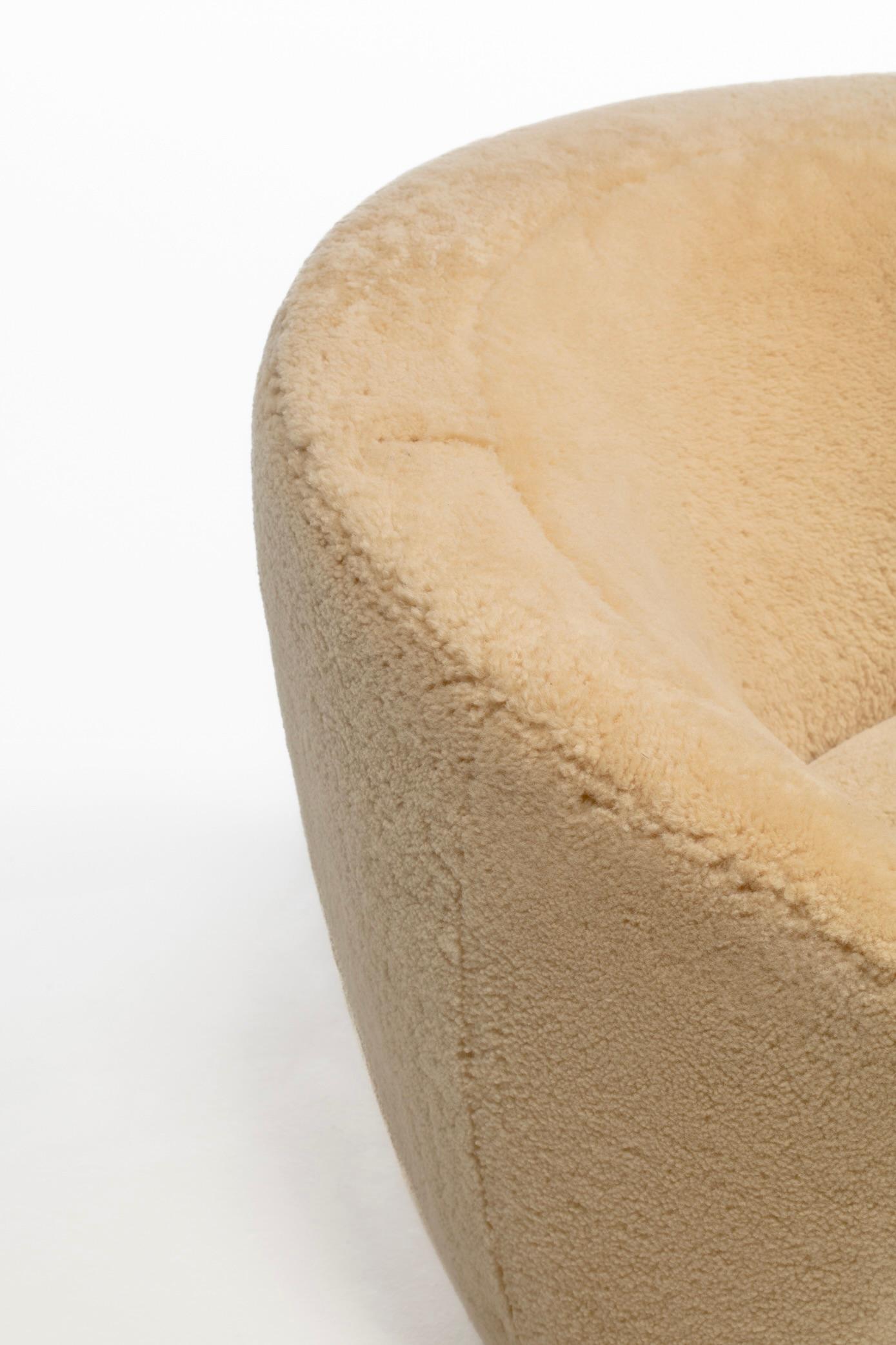 Vladimir Kagan Nautilus Loungesessel & Ottomane in Butterscotch Shearling im Angebot 8