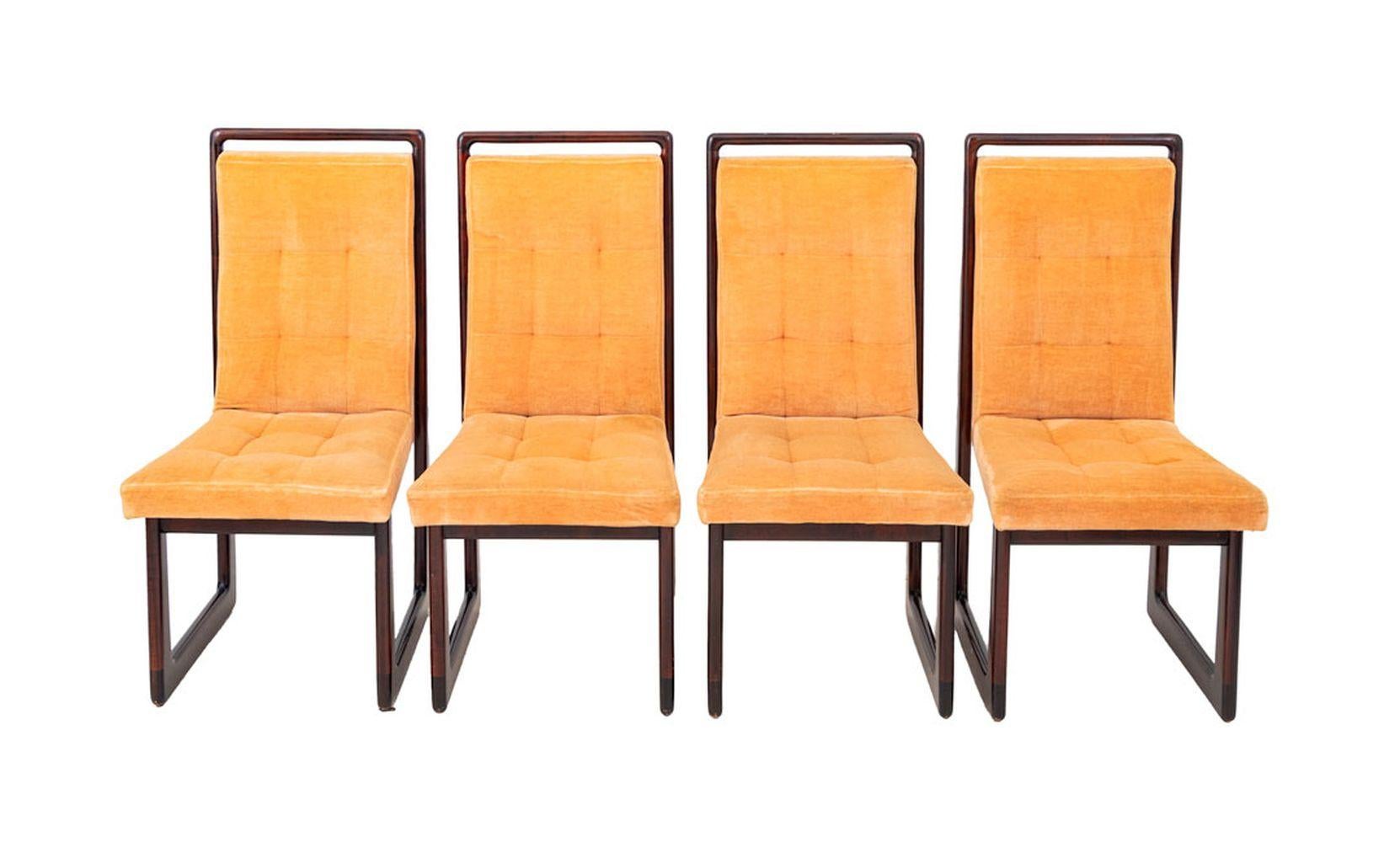 Ensemble de six chaises de salle à manger Nobadeer de Vladimir Kagan, structure en acajou avec sièges et dossiers tapissés de tan, comprenant : (4) quatre chaises latérales et (2) fauteuils, un fauteuil avec étiquette 