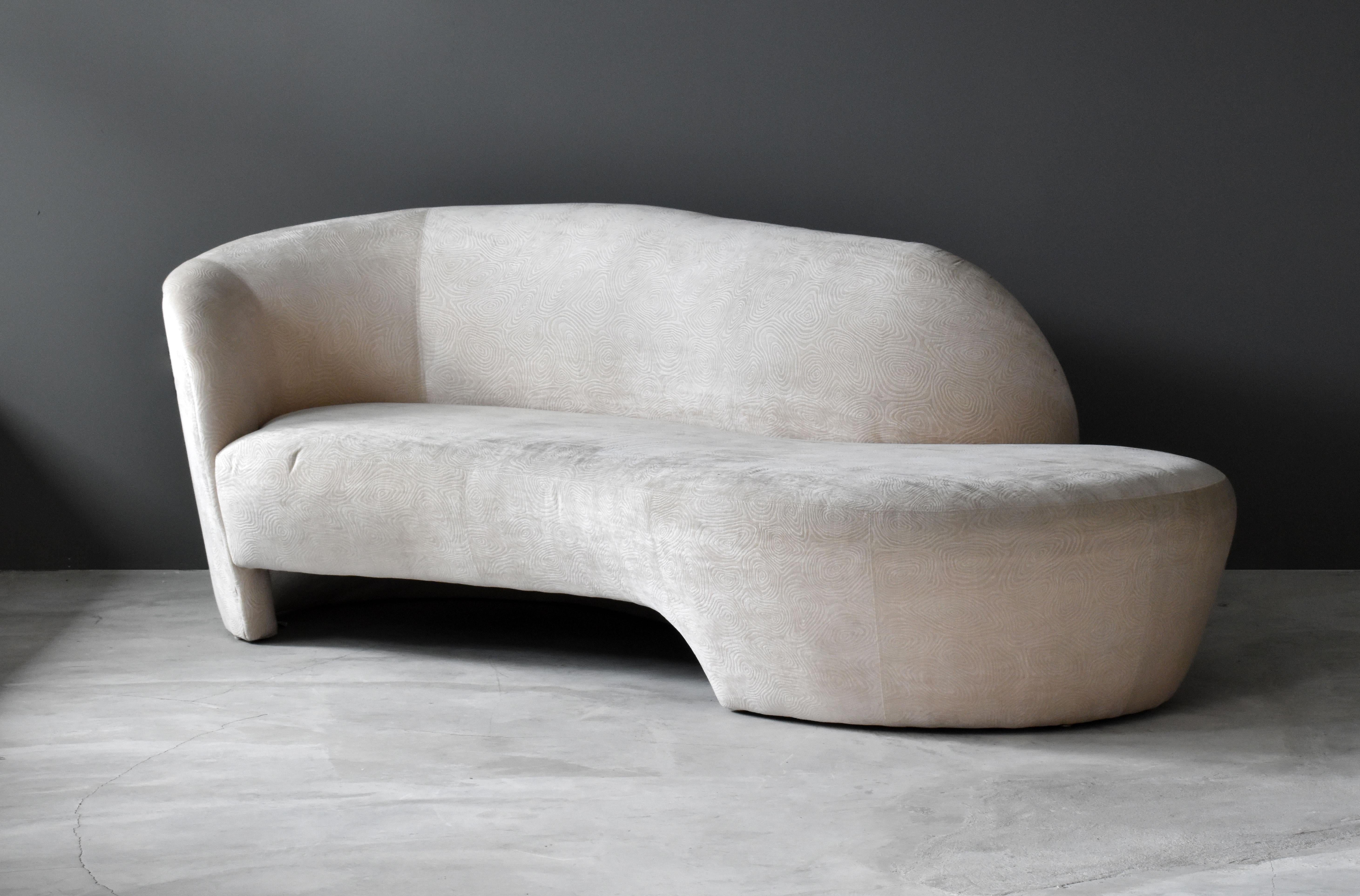 An organic sofa designed by Vladimir Kagan for Weiman preview furniture.

Sofa is in its original fabric and would benefit from reupholstery.







 