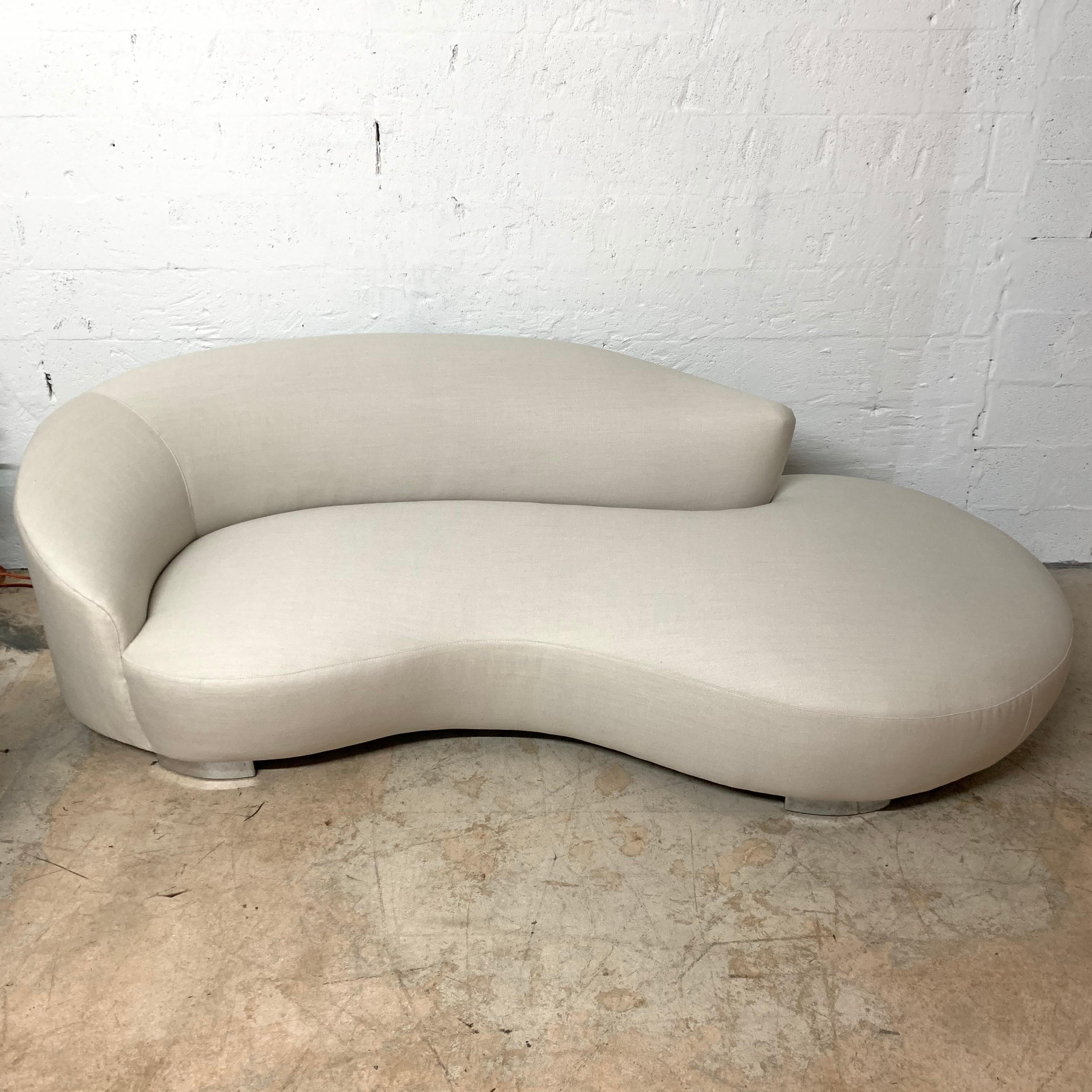 Post-modern sculptural serpentine cloud chaise lounge sofa rendered in grey beige oyster linen with chrome-plated steel feet, USA, 1980s.