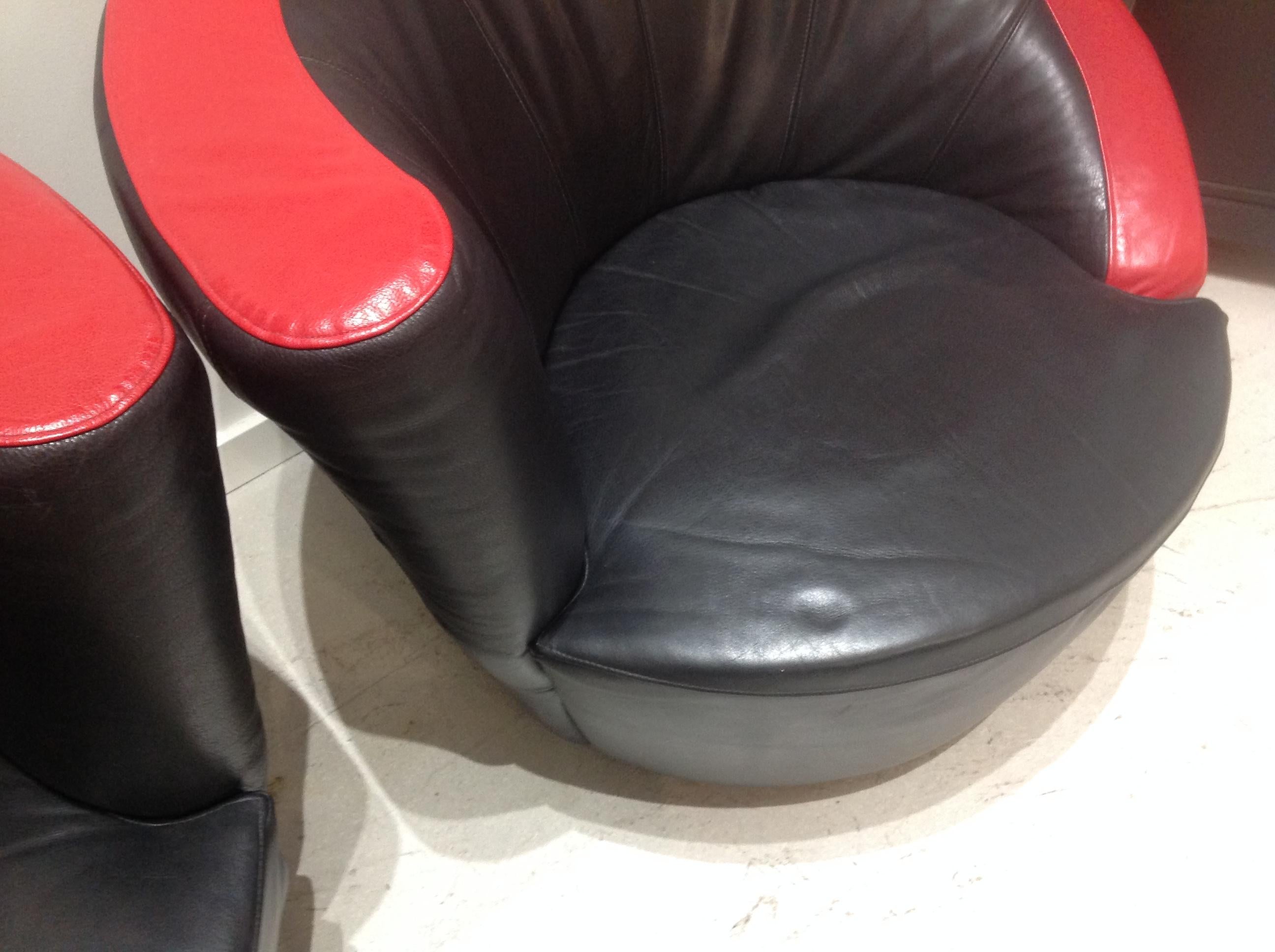 Vladimir Kagan Pair of Black and Red Leather Swivel Lounge Chairs For Sale 3