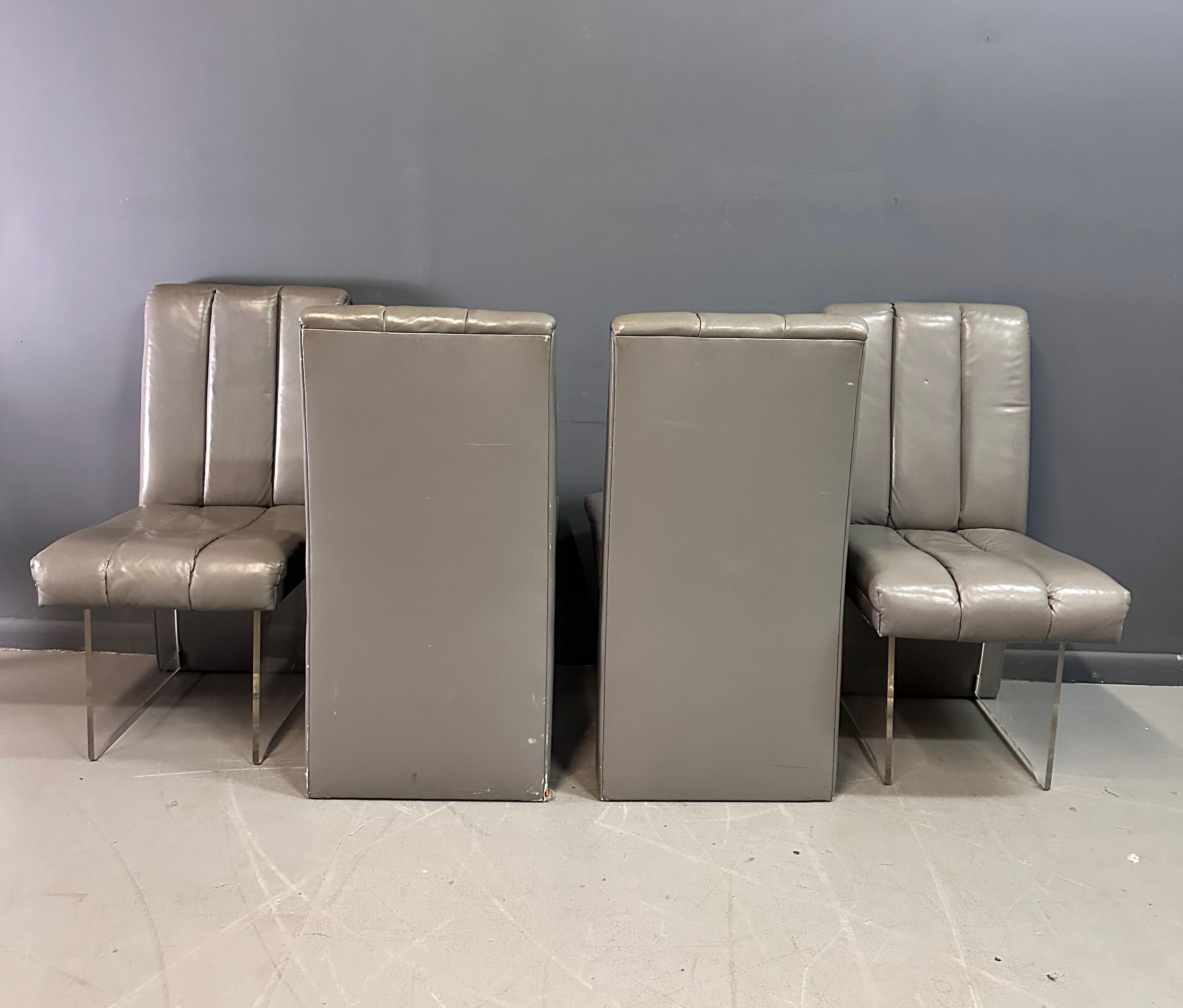 Vladimir Kagan Pair of Clos Dining Chairs with Arms and Lucite Legs Mid Century  For Sale 4