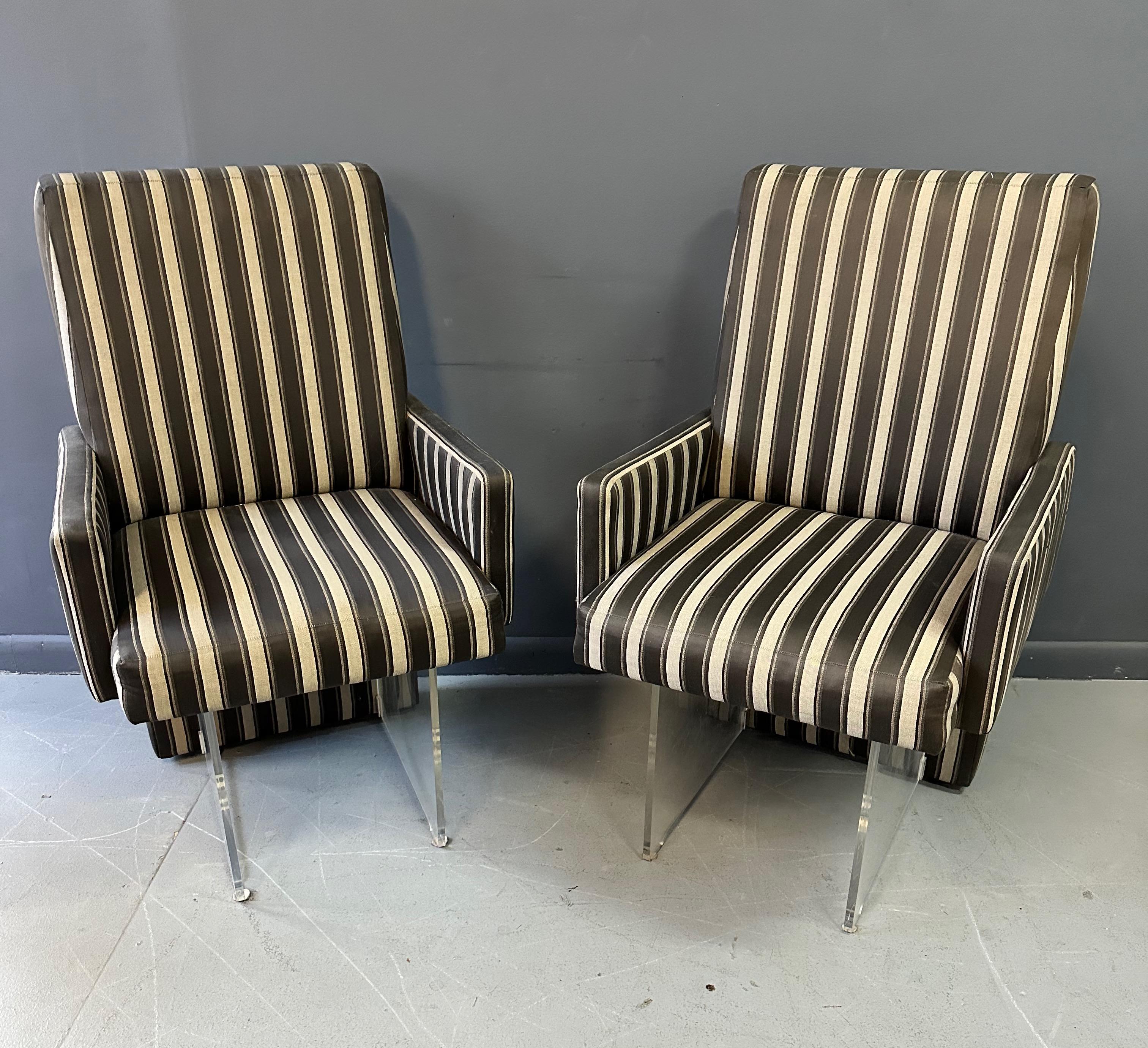 Mid-Century Modern Vladimir Kagan Pair of Clos Dining Chairs with Arms and Lucite Legs Mid Century  For Sale