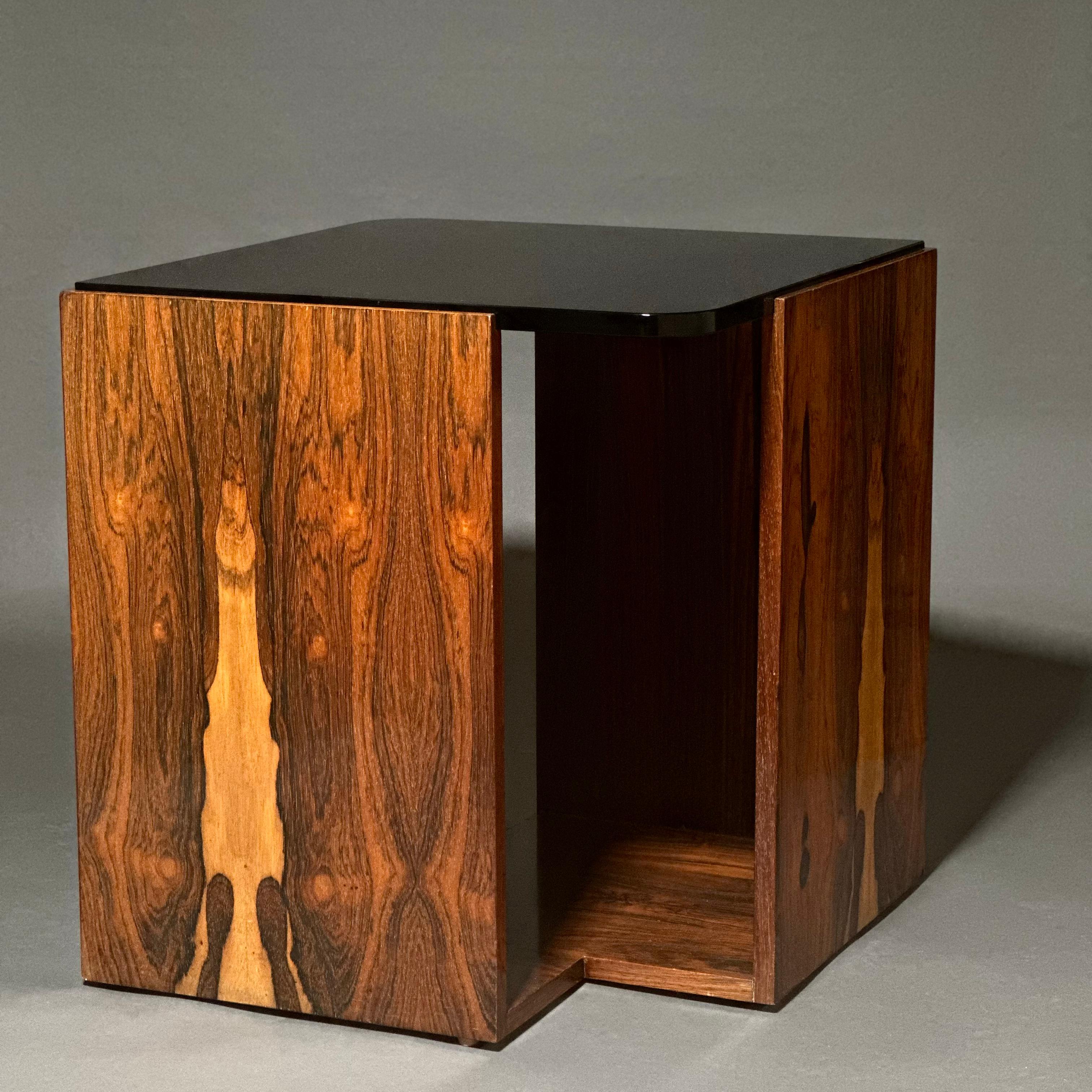 Guéridon, modèle 6722, composé d'un corps carré ouvert en bois de rose laqué et d'un plateau en verre teinté de 0,75 pouce aux angles arrondis, conçu par Vladimir Kagan pour Kagan-Dreyfuss. Design/One minimaliste avec une présence maximale, idéal