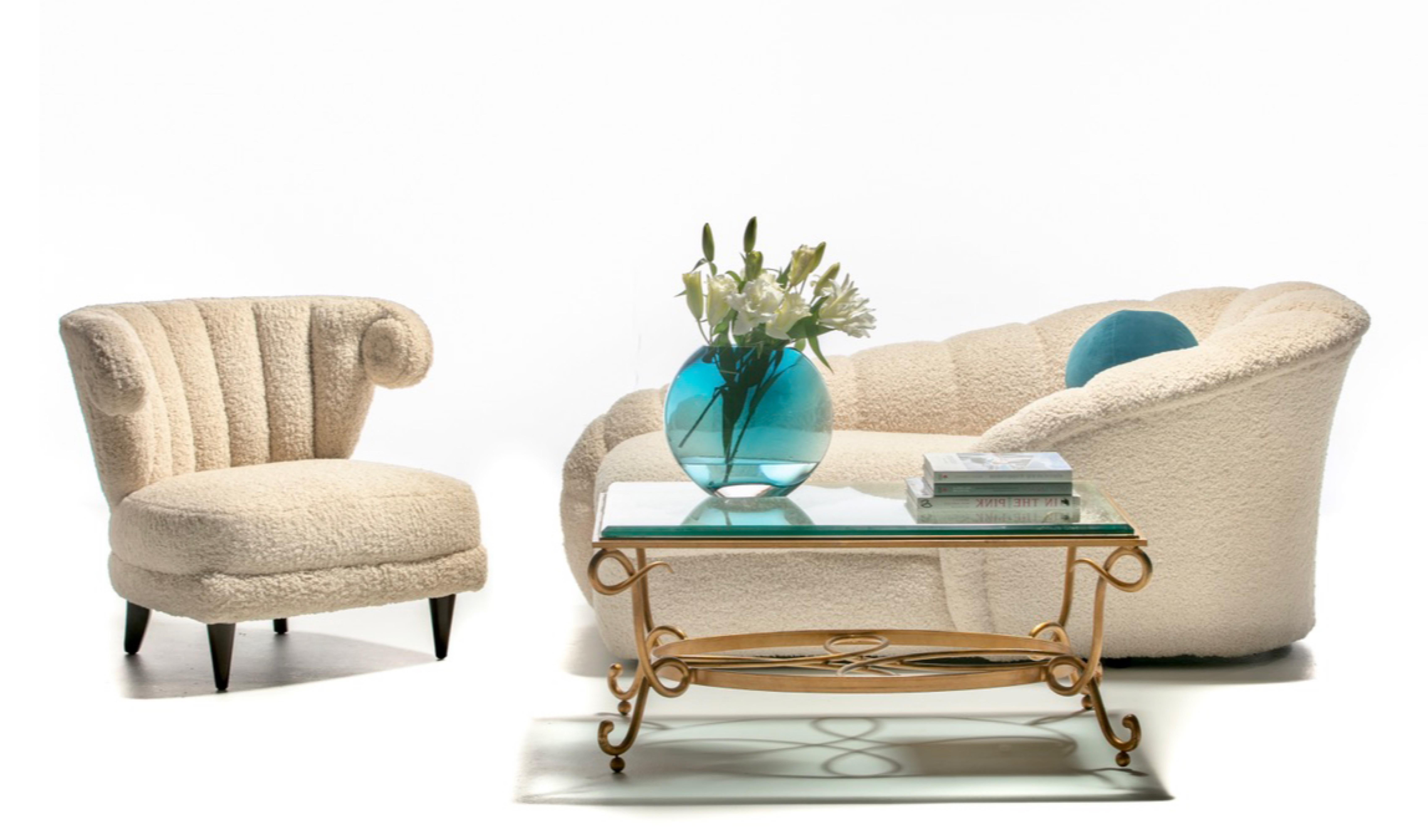 Le confort luxueux et enveloppant décrit le mieux cette chaise longue post-moderne sexy conçue par Vladimir Kagan pour Directional, nouvellement recouverte par des professionnels d'un bouclier blanc ivoire très doux et durable. Célèbre pour son