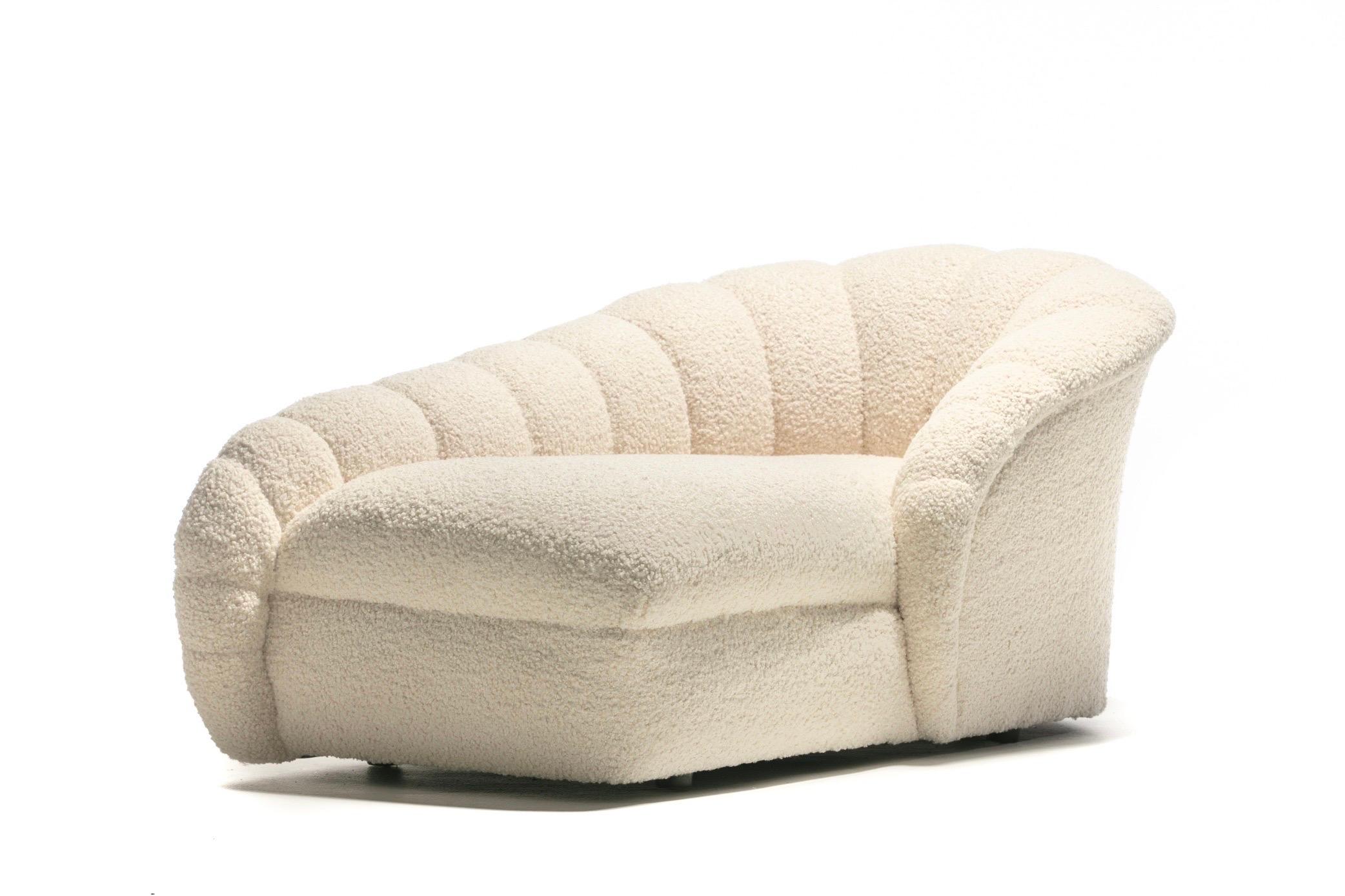 Post-Modern Vladimir Kagan Post Modern Clam Chaise Lounge in Soft Ivory White Bouclé 1980s For Sale
