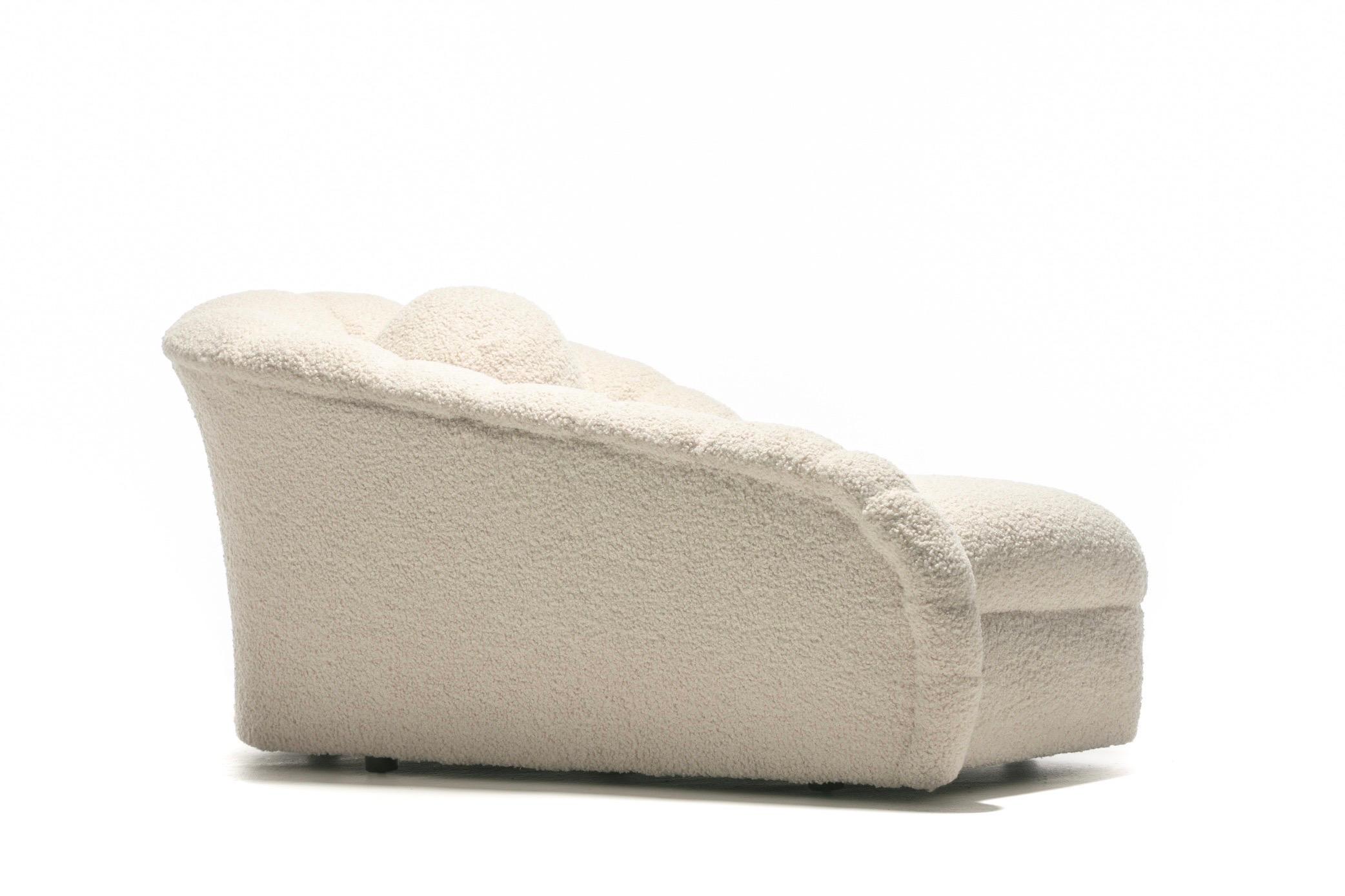 Vladimir Kagan Post Modern Clam Chaise Lounge in Soft Ivory White Bouclé 1980s In Good Condition For Sale In Saint Louis, MO