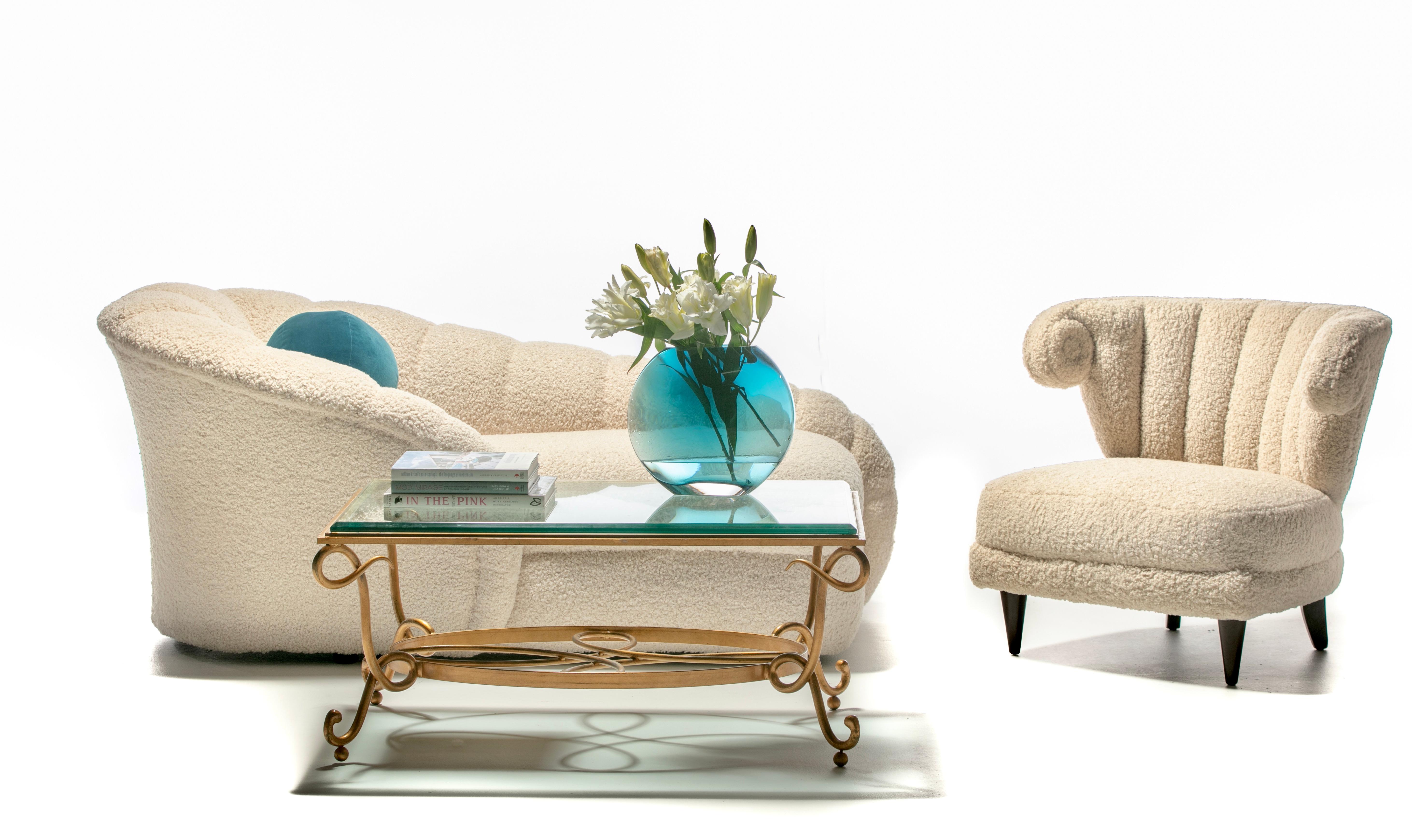 Einhüllender, luxuriöser Komfort beschreibt diese sexy Post Modern Chaise Lounge, die von Vladimir Kagan für Directional entworfen wurde, am besten. Sie wurde professionell mit sehr strapazierfähigem, superweichem elfenbeinweißem Bouclé gepolstert.