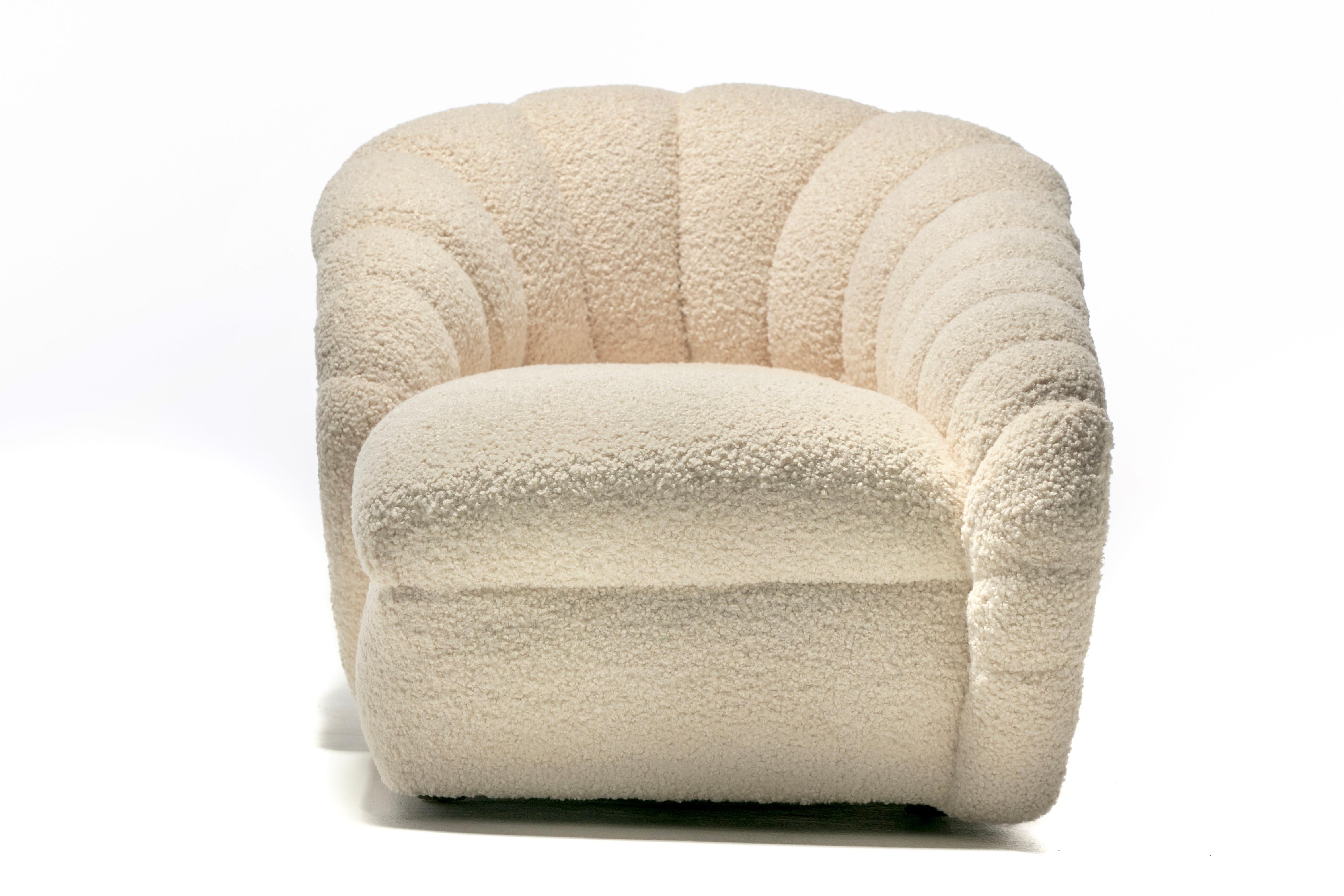 Vladimir Kagan Post Modern Scallop Chaise Lounge in Soft Ivory White Bouclé In Good Condition For Sale In Saint Louis, MO