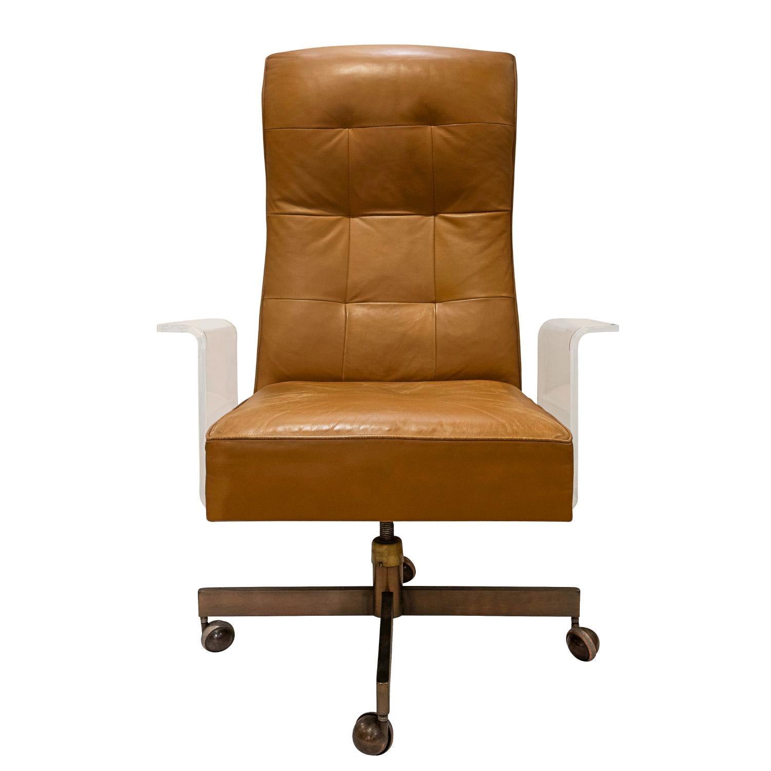 Vladimir Kagan Seltener „Luxus Executive Chair“ mit Lucite-Armen 1970er Jahre (Signiert) (Moderne der Mitte des Jahrhunderts) im Angebot