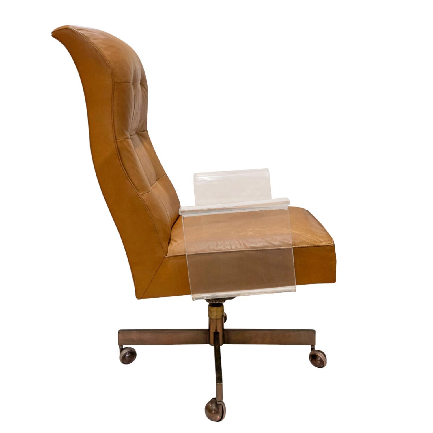 Vladimir Kagan Seltener „Luxus Executive Chair“ mit Lucite-Armen 1970er Jahre (Signiert) (amerikanisch) im Angebot
