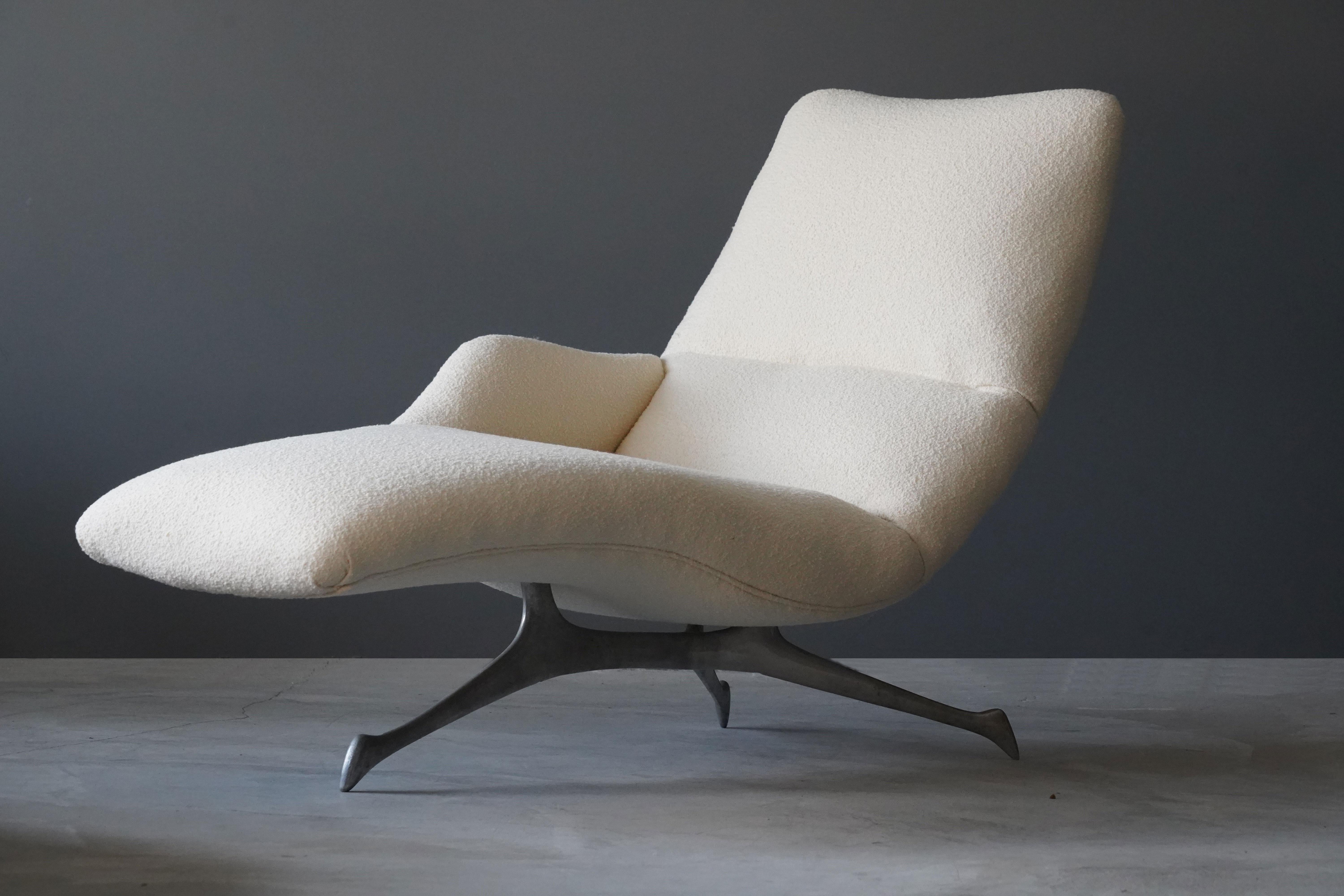 A rare 3-legged chaise lounge. Designed by Vladimir Kagan, and produced by Kagan-Dreyfuss, Inc.

Reupholstered in a brand new high-end bouclé fabric.

Other designers of the period include Gio Ponti, Isamu Noguchi, Paul Frankl, Jean Royere, and