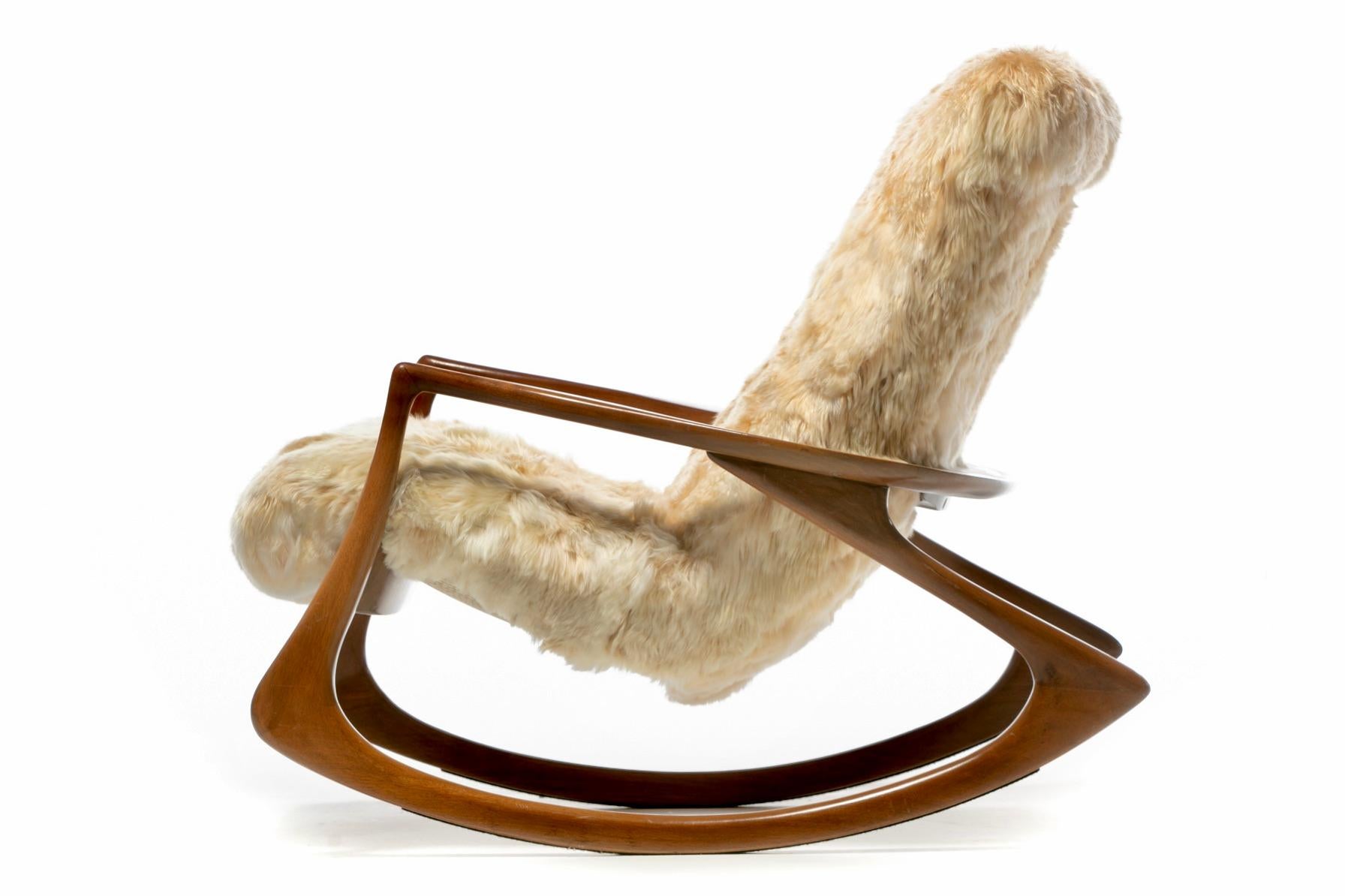 Peau d'animal Chaise à bascule Vladimir Kagan tapissée d'alpaga péruvienne ivoire champagne en vente