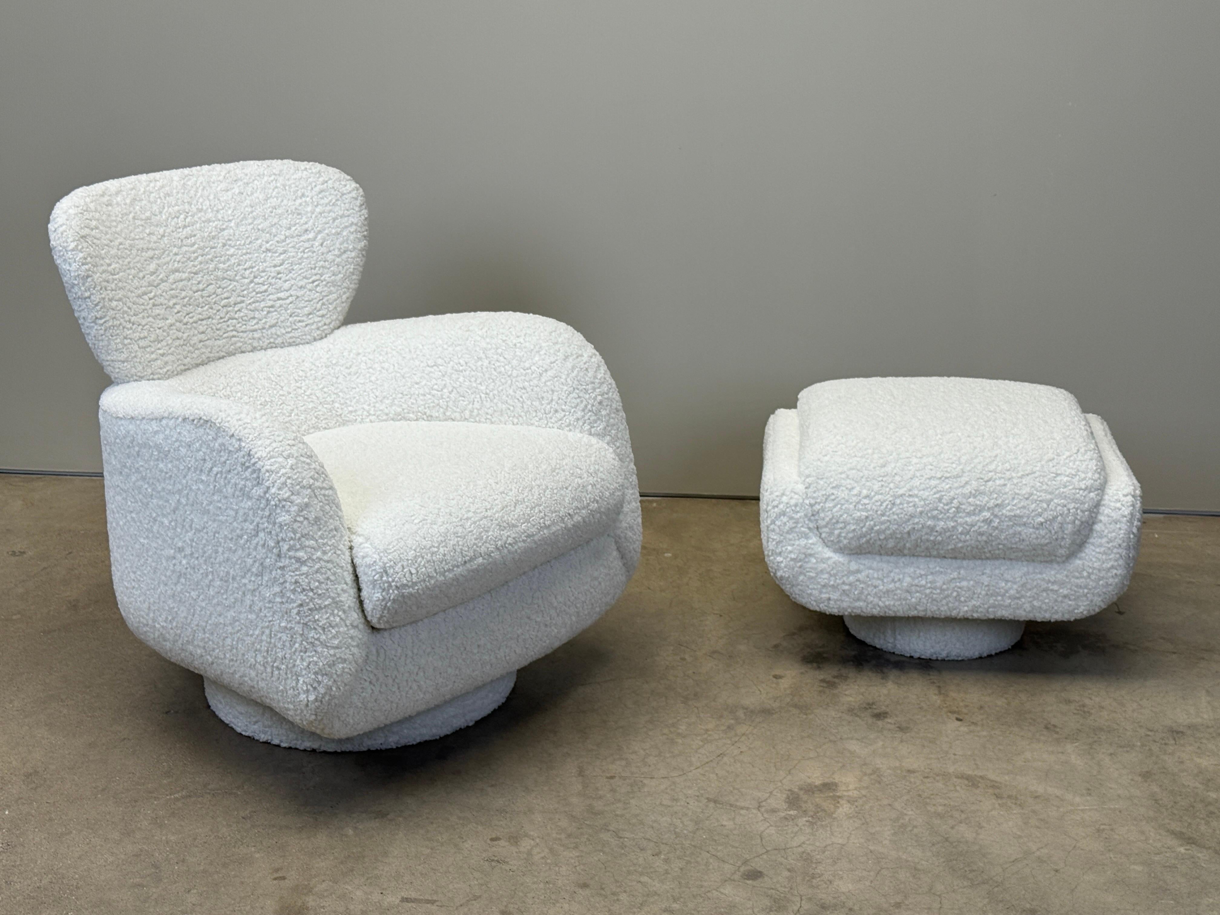Un fauteuil à bascule et un ottoman conçus par Vladimir Kagan pour Directional. Entièrement restauré et retapissé dans un épais bouclier.

chaise : 32w x 36d x 35h
ottoman : 27w x 22d x 18h
