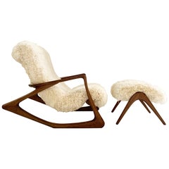 Chaise berçante sculptée et pouf Vladimir Kagan en peau de mouton de Californie