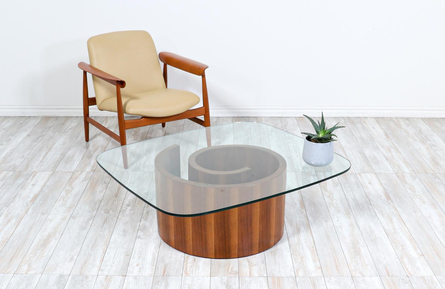 Iconic coffee table designed by German-born architect and furniture designer Vladimir Kagan for Selig in the 1960’s. Relocated to America, Kagan’s vision was to make furniture pleasant to the eye as well as comfortable. The clean spiral lines of its