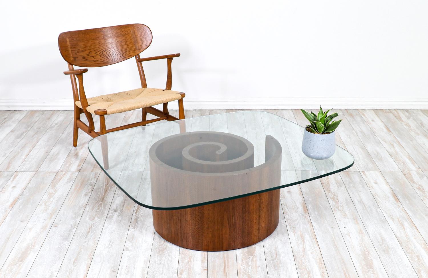 Iconic coffee table designed by German-born architect and furniture designer Vladimir Kagan for Selig in the 1960’s. Relocated to America, Kagan’s vision was to make furniture pleasant to the eye as well as comfortable. The clean spiral lines of its