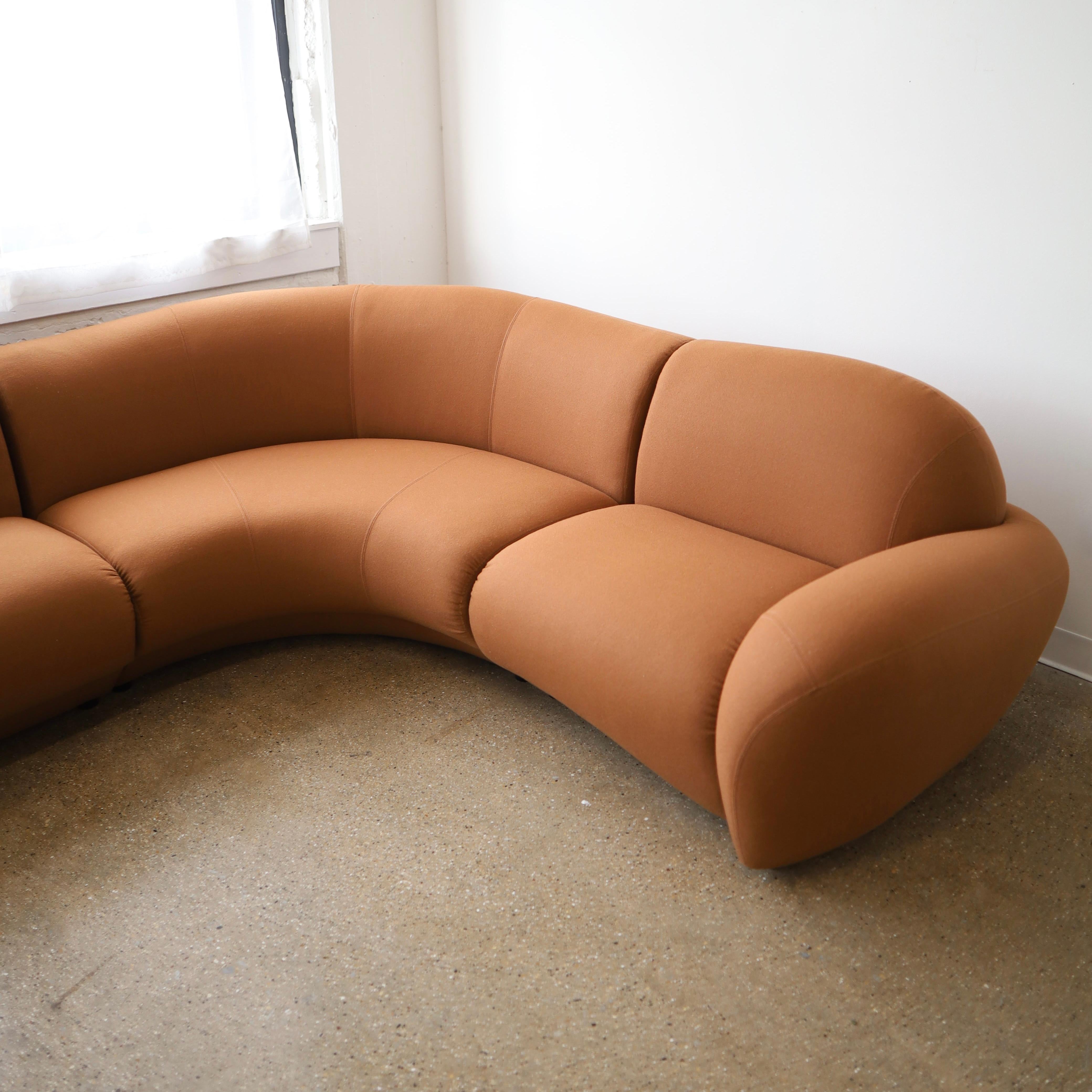 c. 1980er Jahre, vollständig neu gepolstert mit Maharam Wolle Hopsack. Dieses Sofa ist in ausgezeichnetem Zustand  

